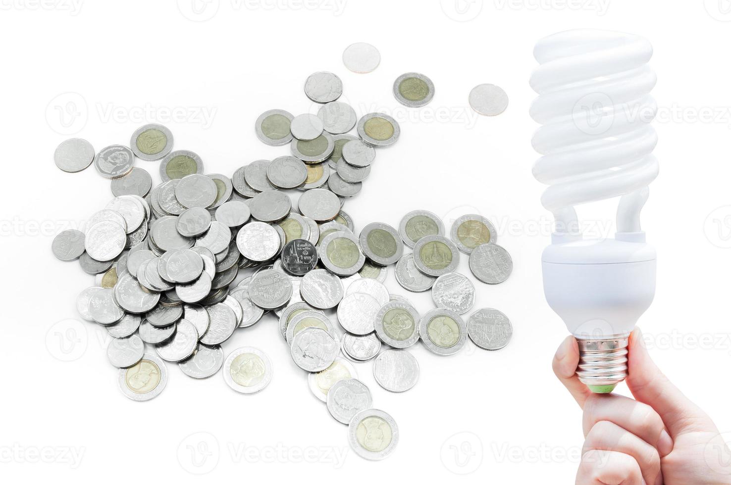 energia salvando conceito, mulher mão segurando luz lâmpada em moeda em branco plano de fundo, ideias luz lâmpada dentro a mão foto
