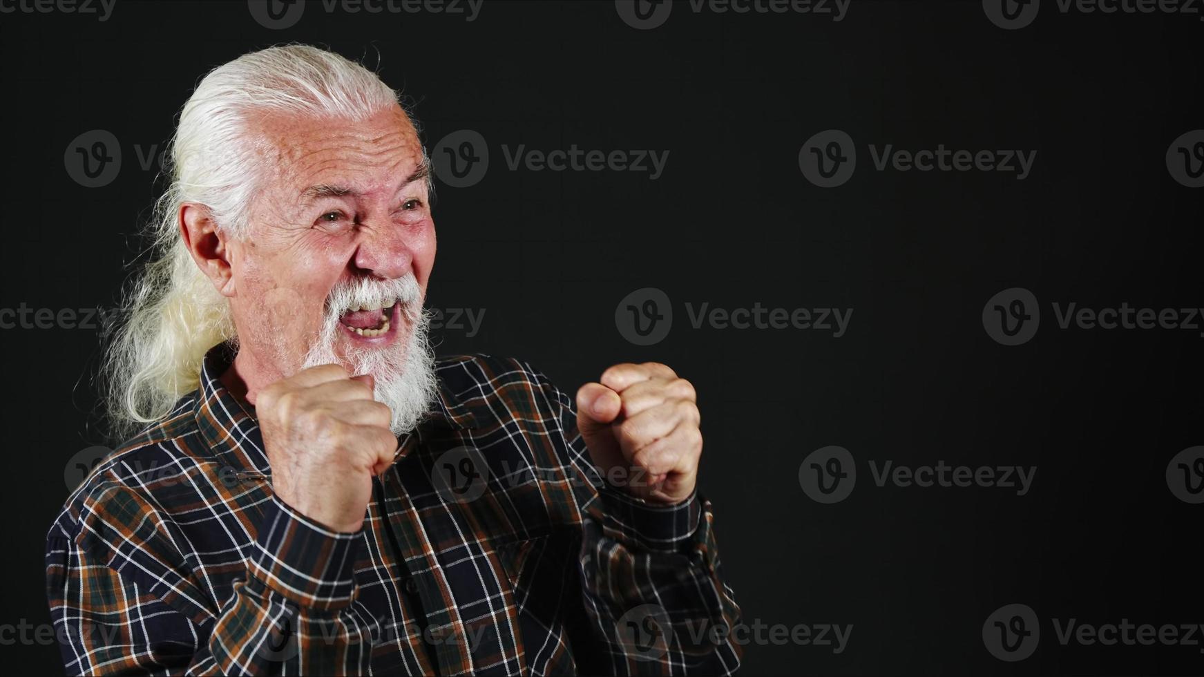 a velho homem é assistindo alguma coisa excitação foto