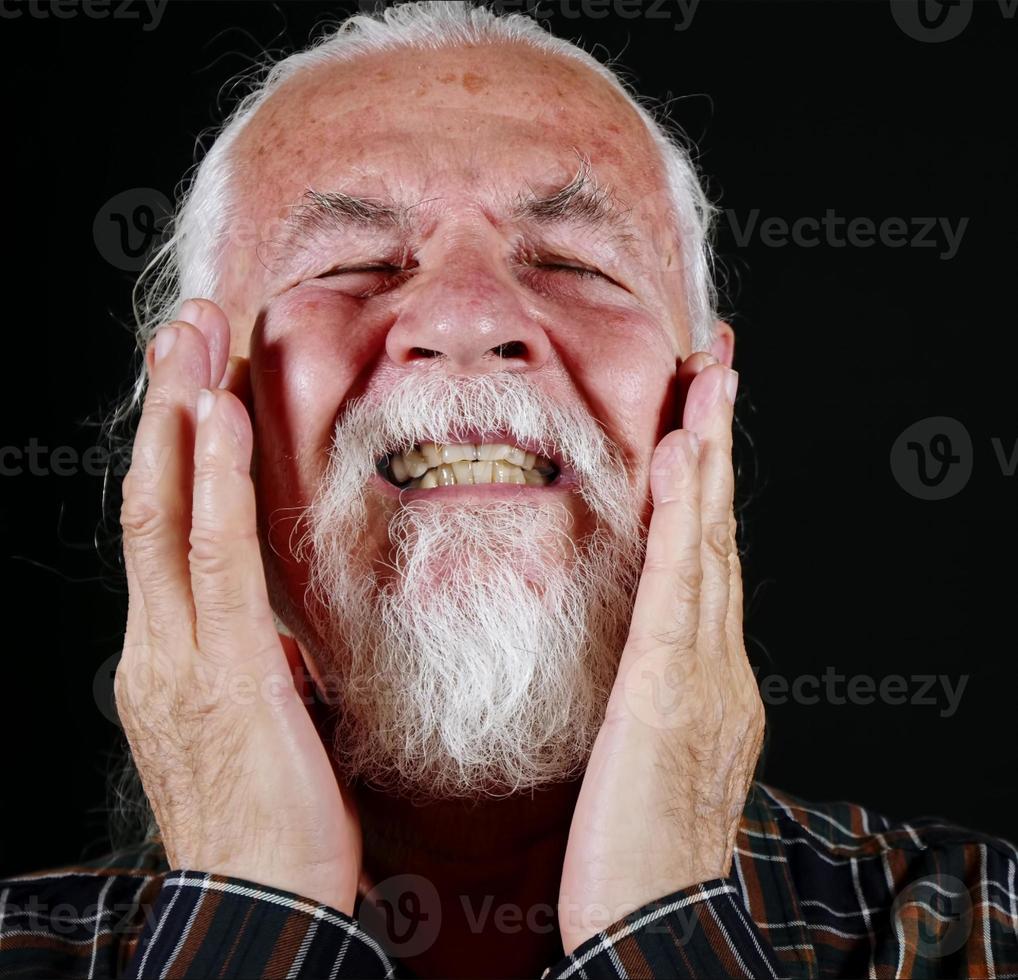 velho branco cabelos homem ter uma dor de cabeça foto