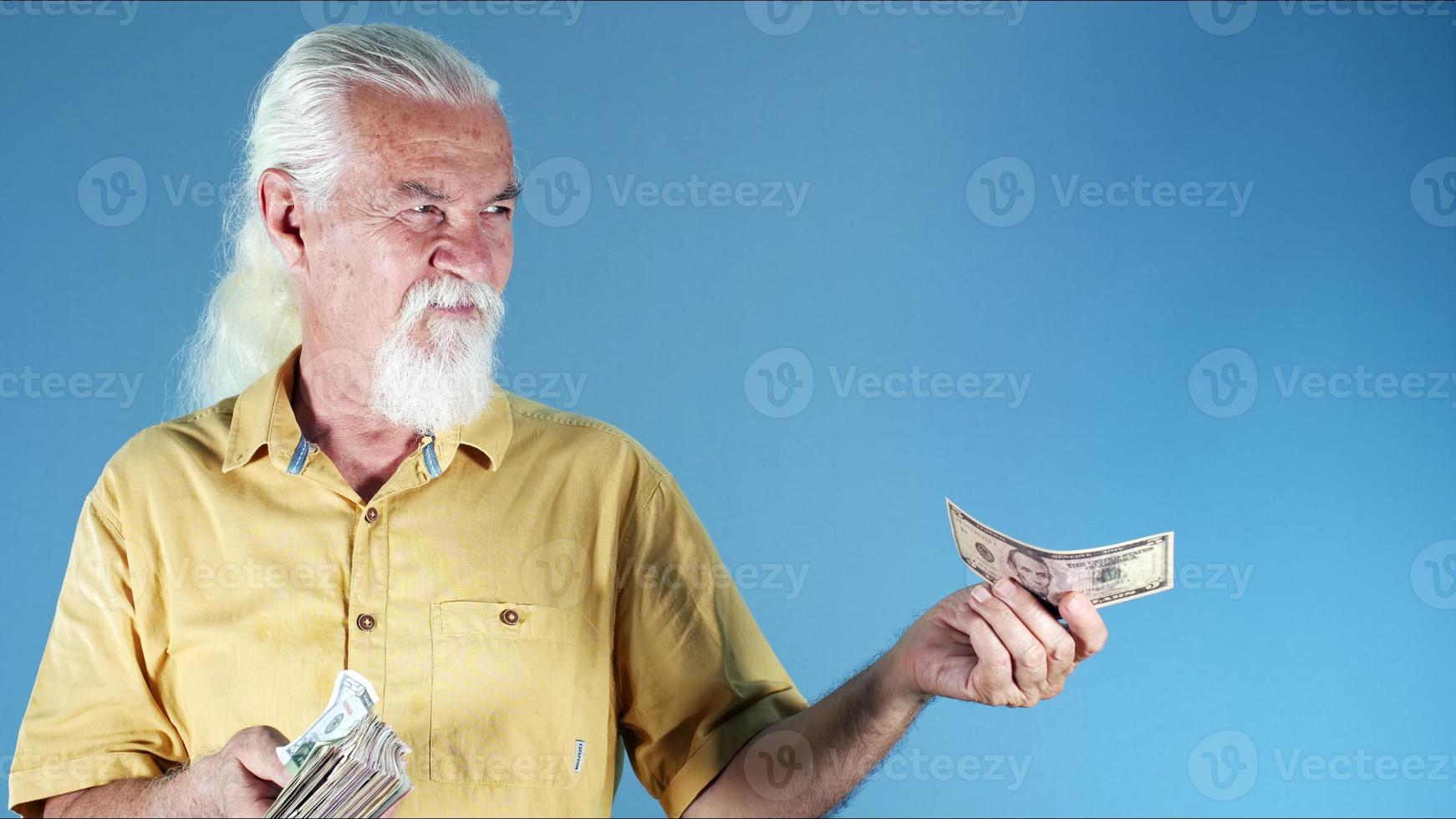 velho branco cabelos homem é dando dinheiro foto