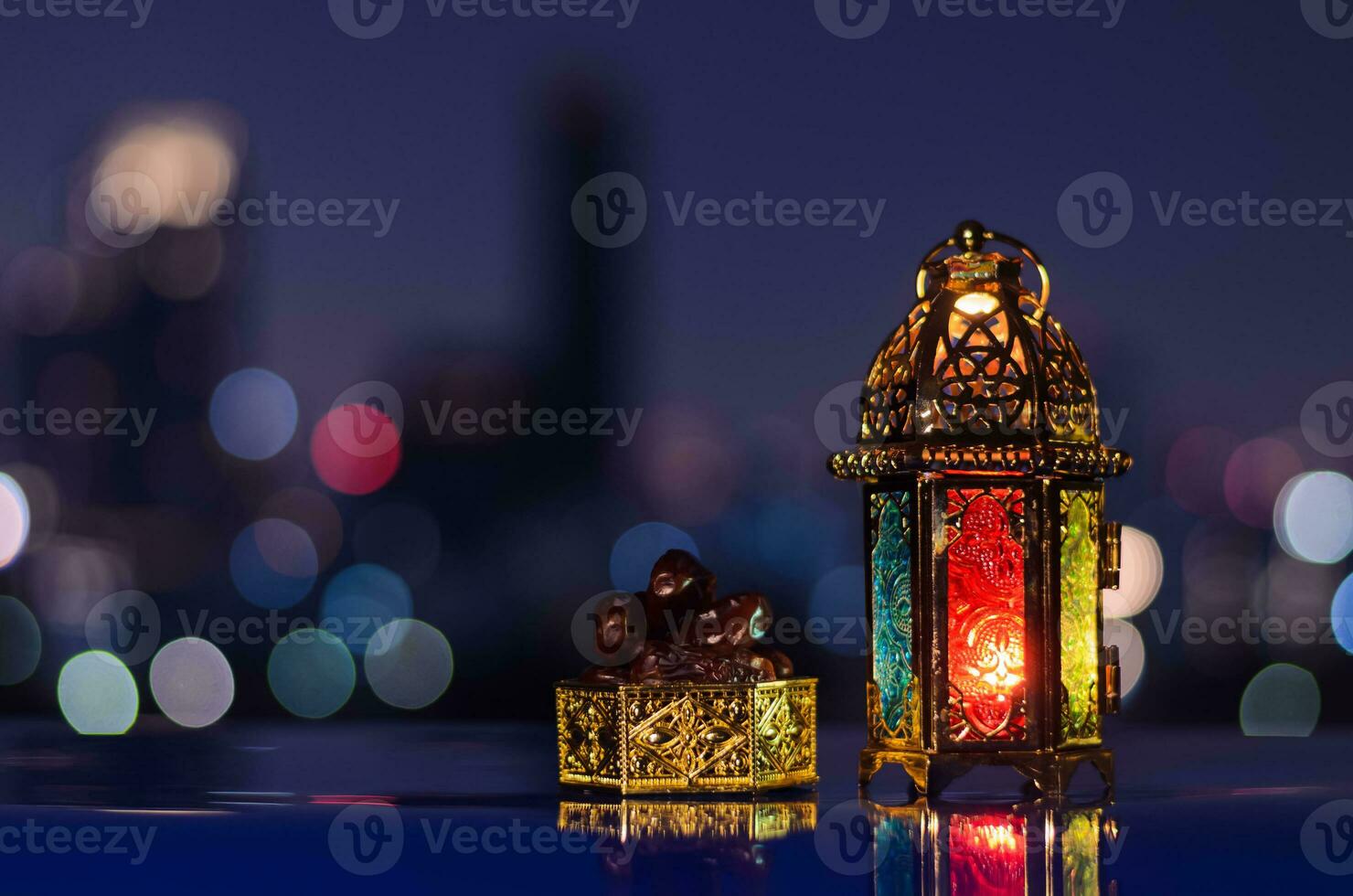 lanterna e pequeno prato de frutas tâmaras com céu noturno e cidade bokeh luz de fundo para a festa muçulmana do mês sagrado do ramadã kareem. foto