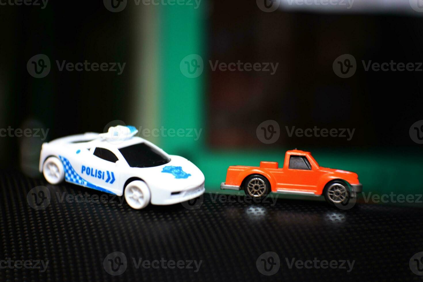 conceito foto do uma brinquedo polícia carro perseguindo a laranja carro