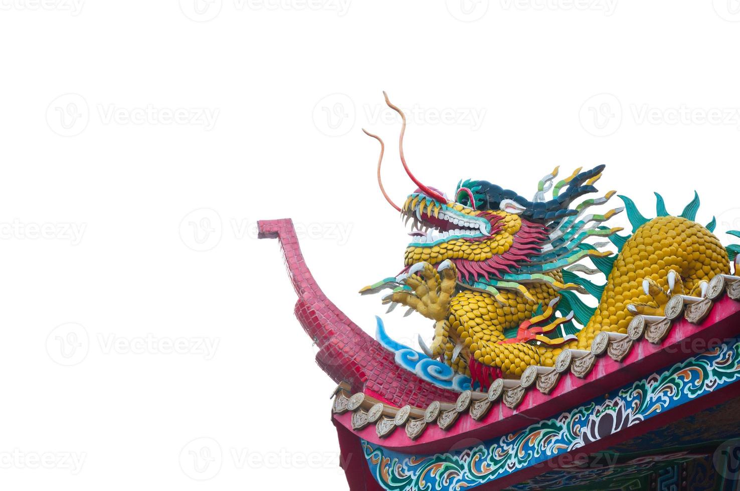 dargon estátua em santuário cobertura em branco plano de fundo, dragão estátua em China têmpora cobertura Como ásia arte foto