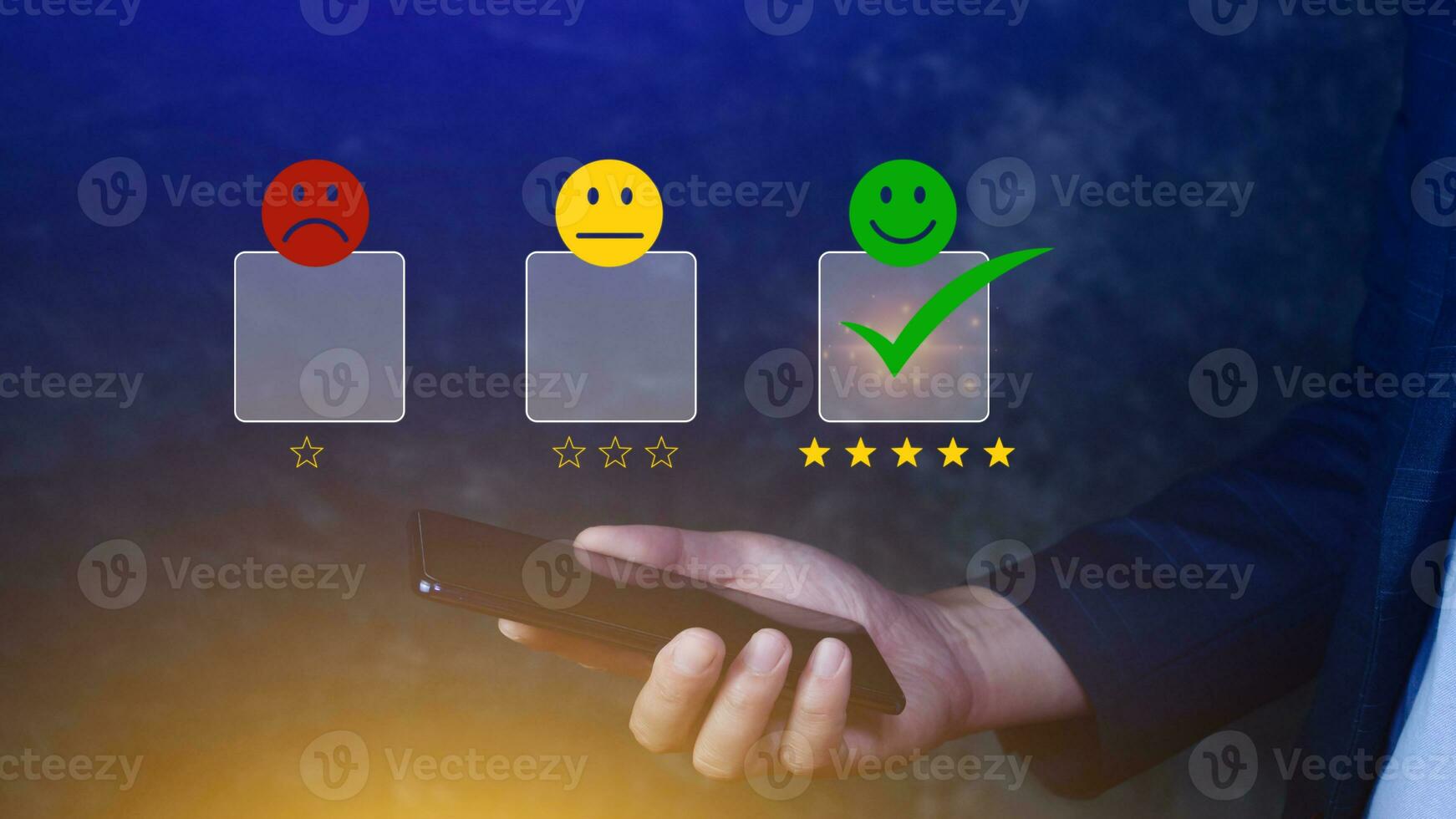 cliente serviço avaliação conceito comentários Avaliação e positivo cliente Reveja experiência, usando uma Smartphone e pressionando face emoticon sorrir dentro satisfação em virtual toque tela foto