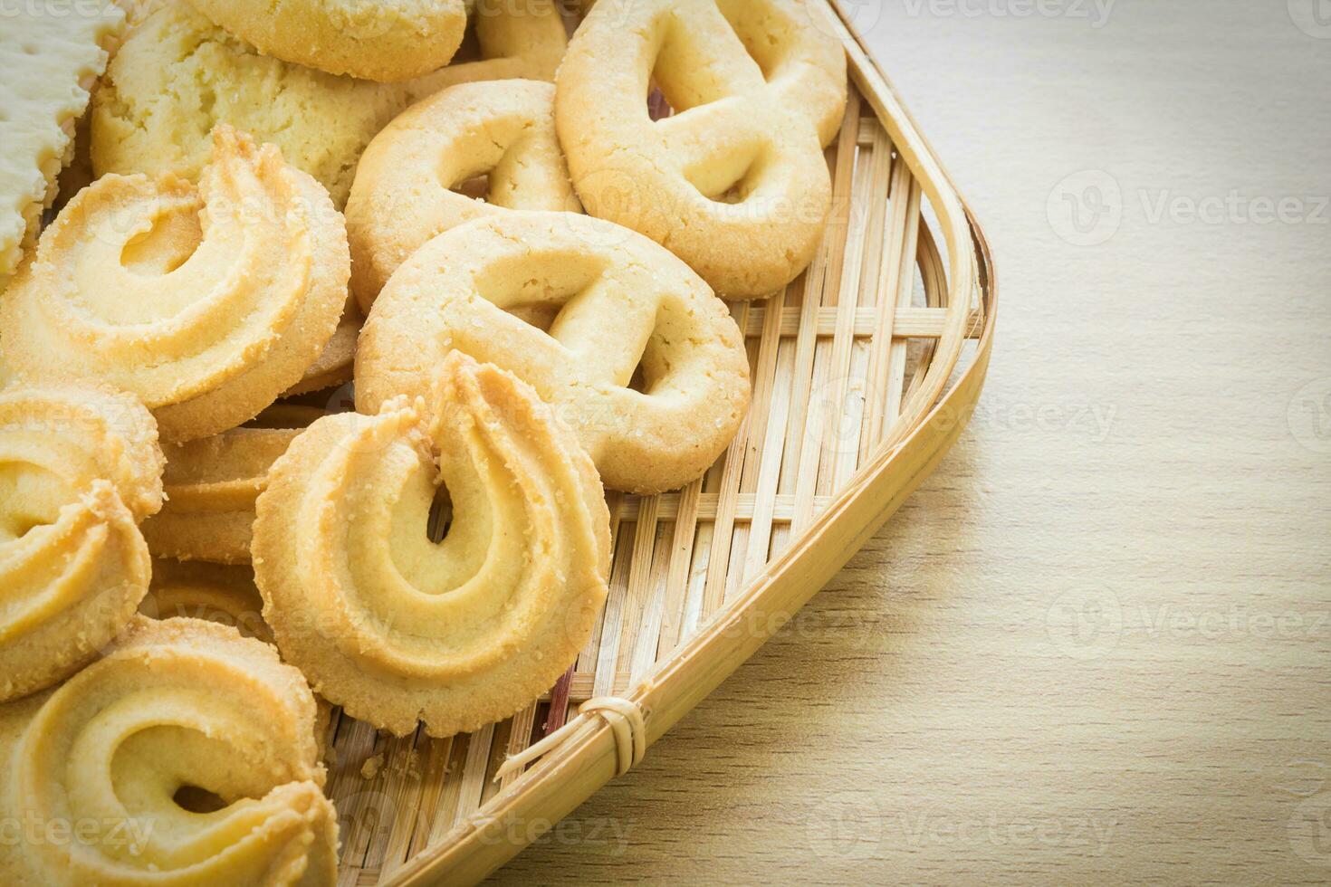 biscoitos na tigela de bambu foto