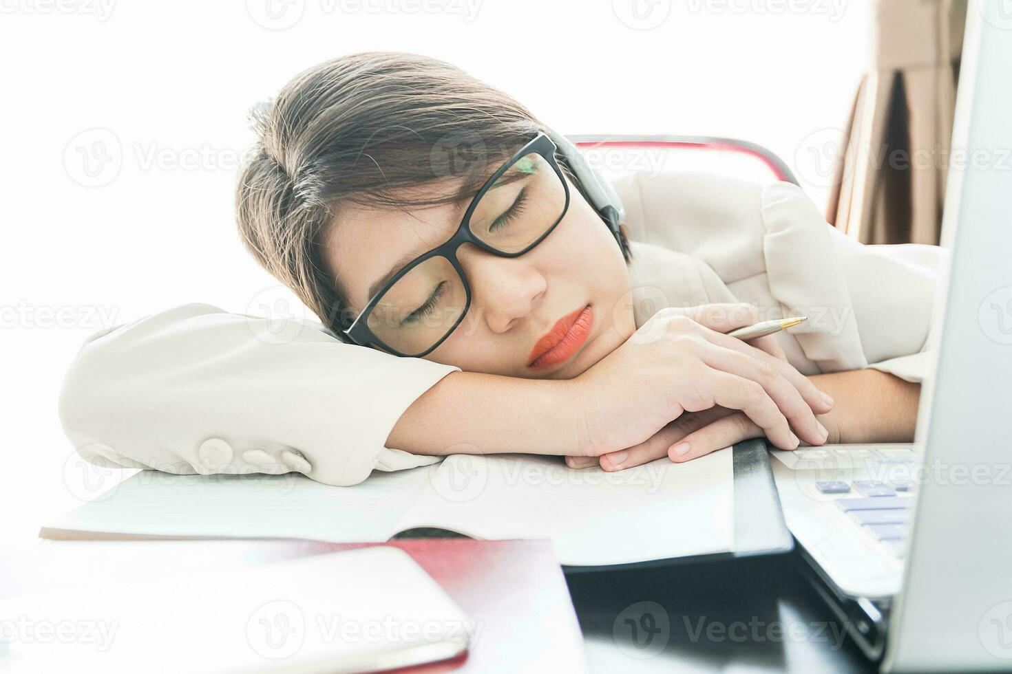 cabelo curto adolescente dormir na mesa depois de trabalhar foto