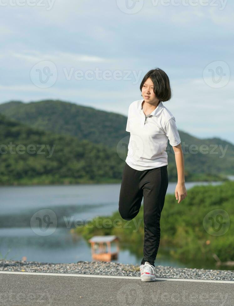 cabelo curto de mulher fazendo exercício ao ar livre foto