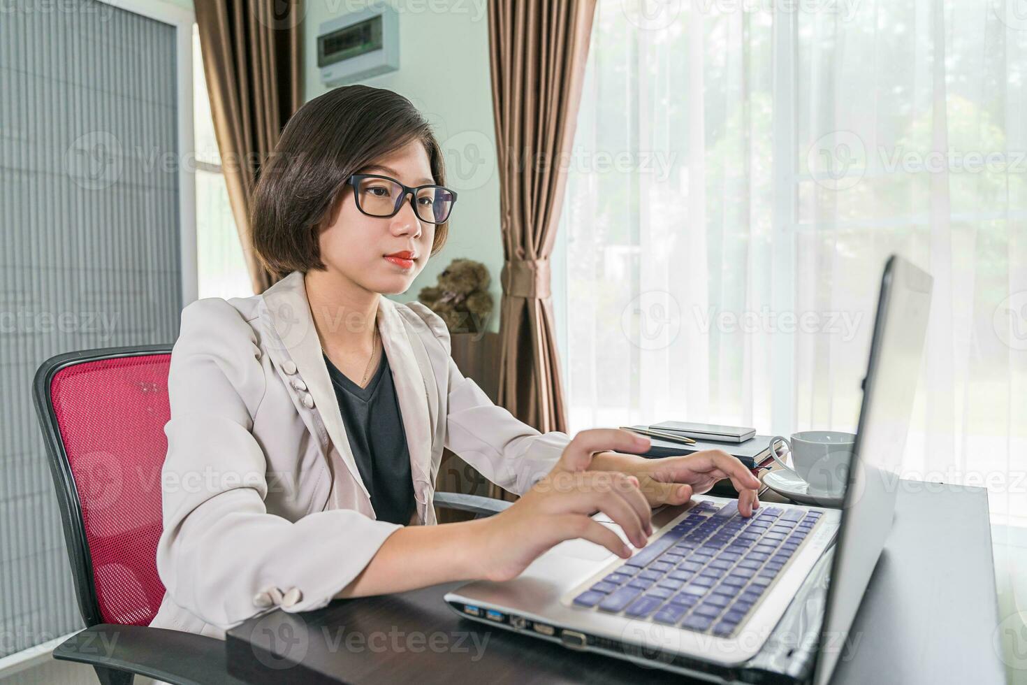 jovem em roupas casuais inteligentes trabalhando no laptop foto