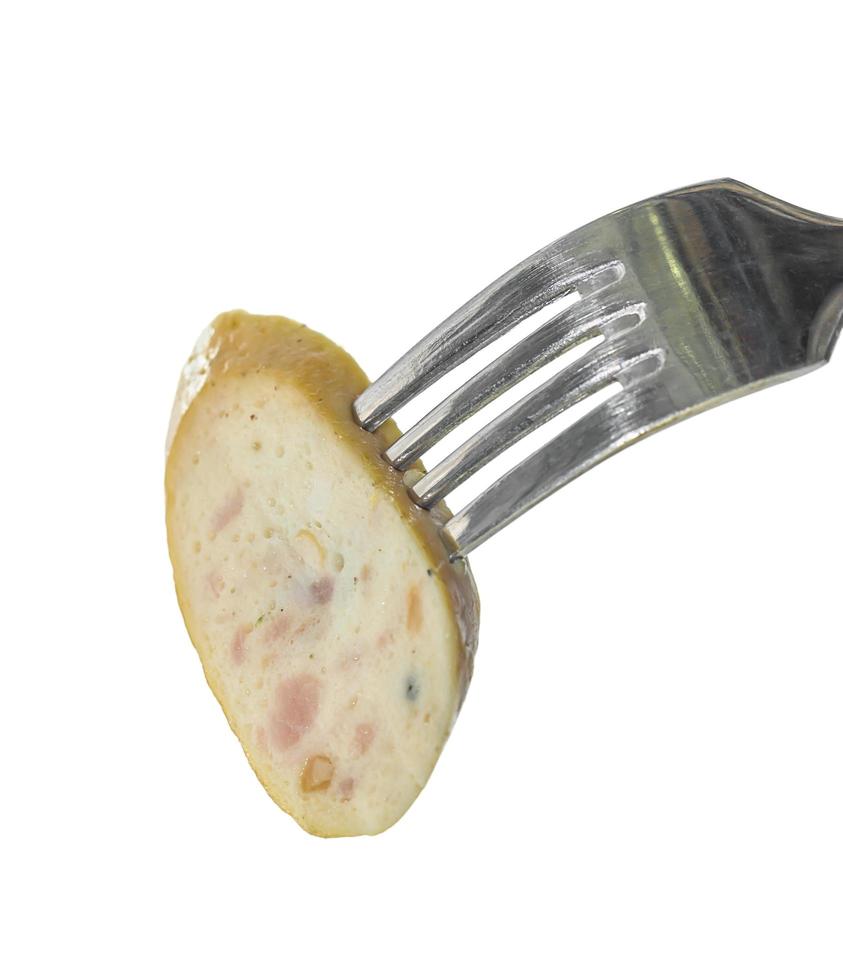 salsicha em um garfo isolado em branco foto