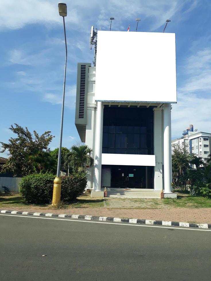 Painel publicitário em uma construção muro. foto