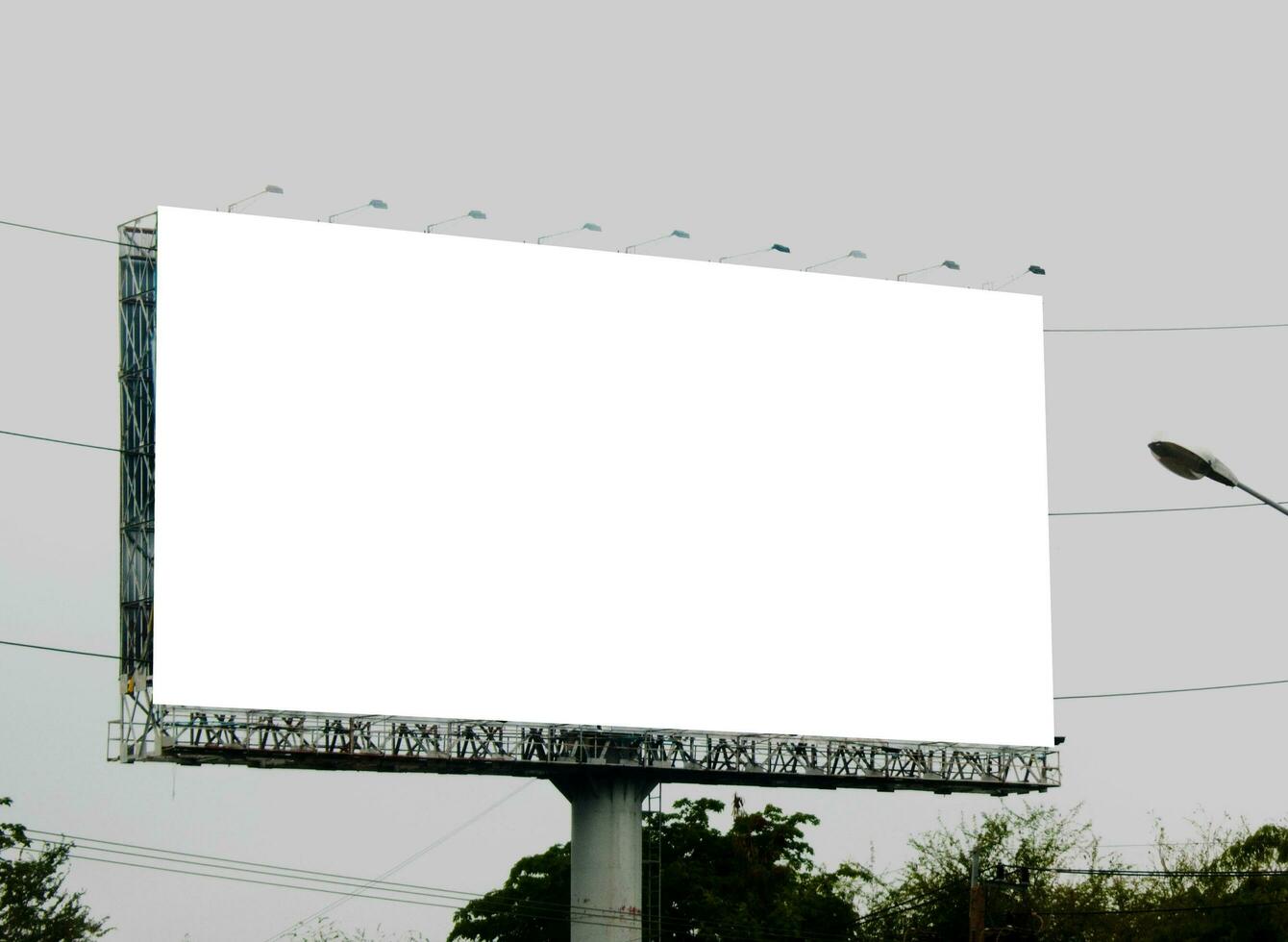 Painel publicitário em branco para ao ar livre publicidade poster às azul céu. foto