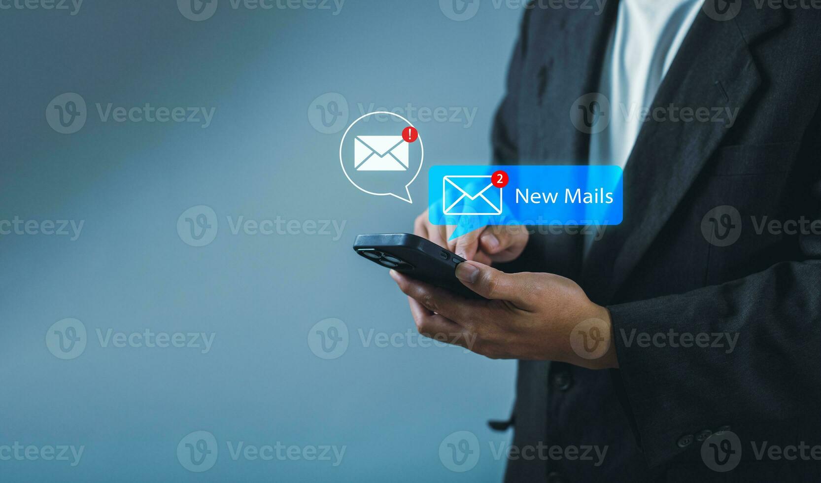 homem de negocios usando Smartphone com Novo o email alerta. comunicação conexão mensagens dentro global locais de trabalho através o email marketing ou digital Boletim de Notícias foto