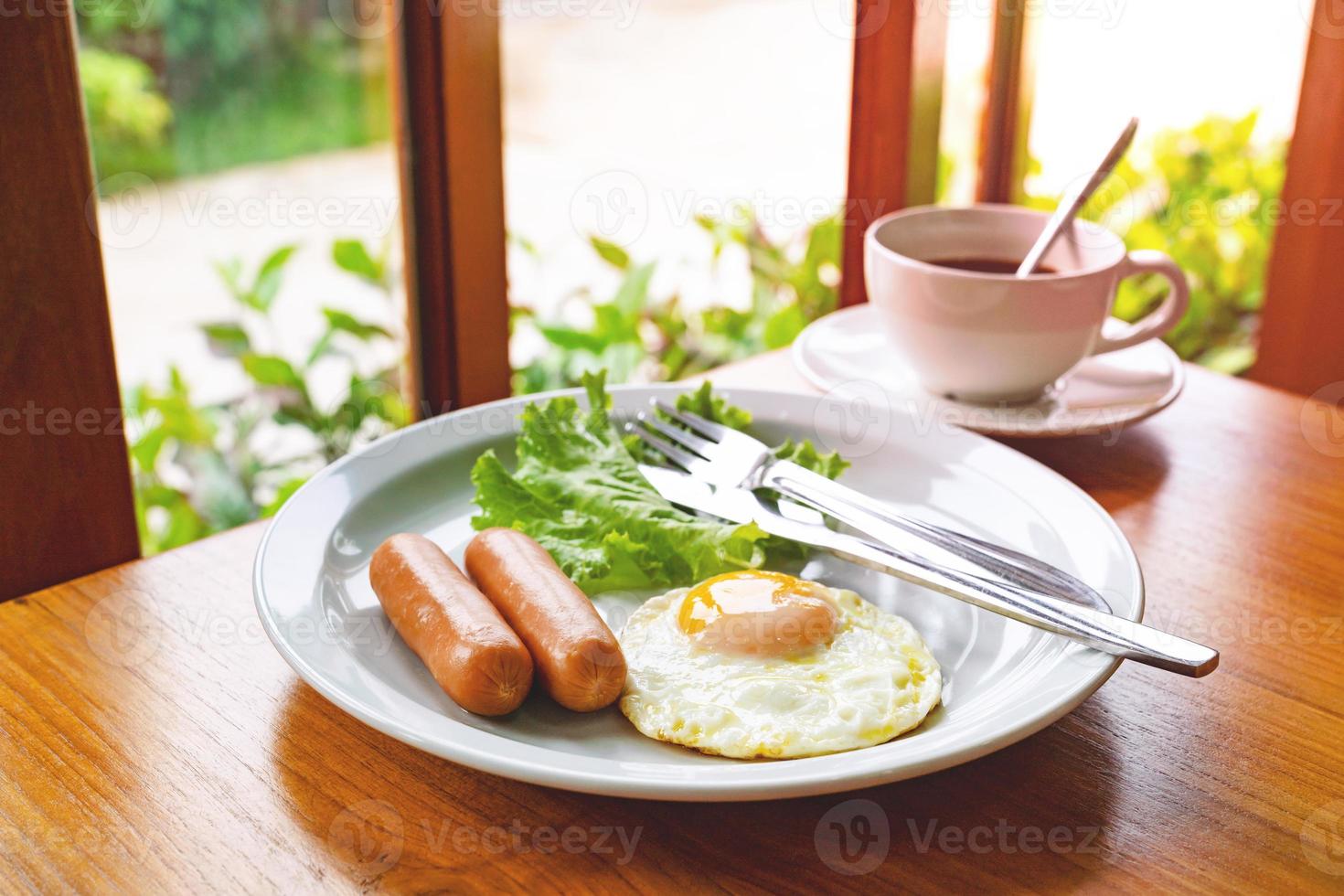 conjunto café da manhã com café, frito ovos, salsichas foto