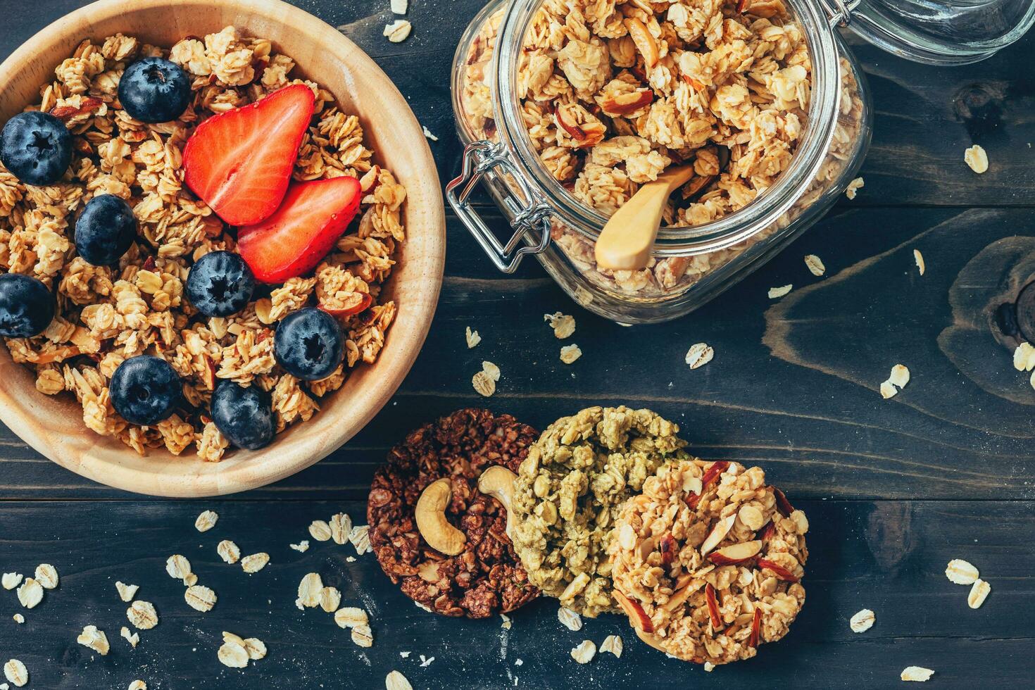 caseiro granola e fresco bagas em madeira mesa com espaço. foto