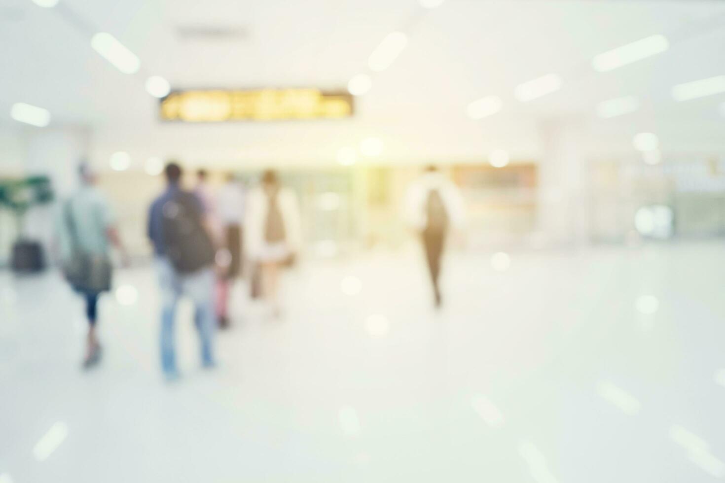 abstrato borrado fundo multidão pessoas às terminal departamento às aeroporto com bokeh claro. foto