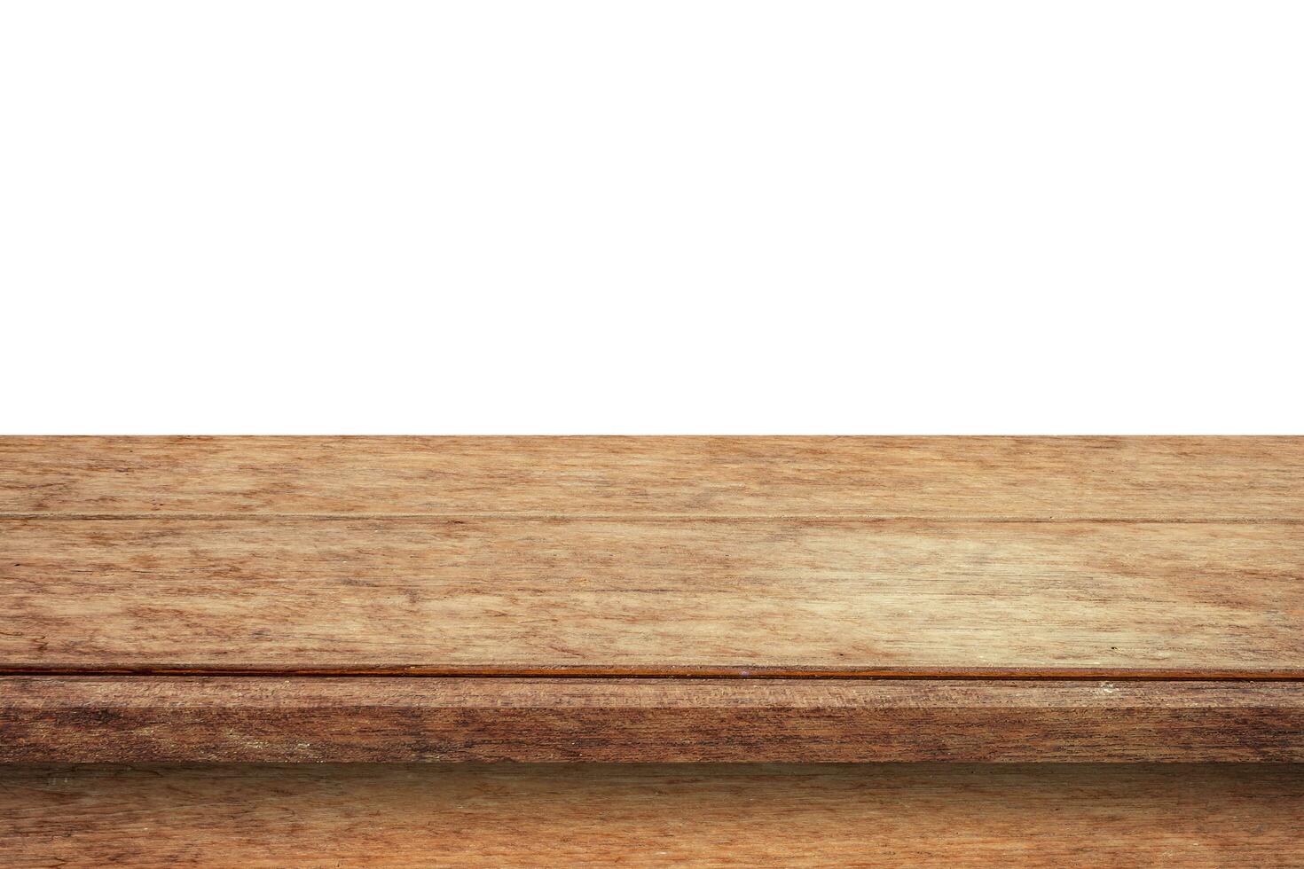 mesa de madeira vazia em fundo branco isolado e montagem de exibição com espaço de cópia para o produto. foto