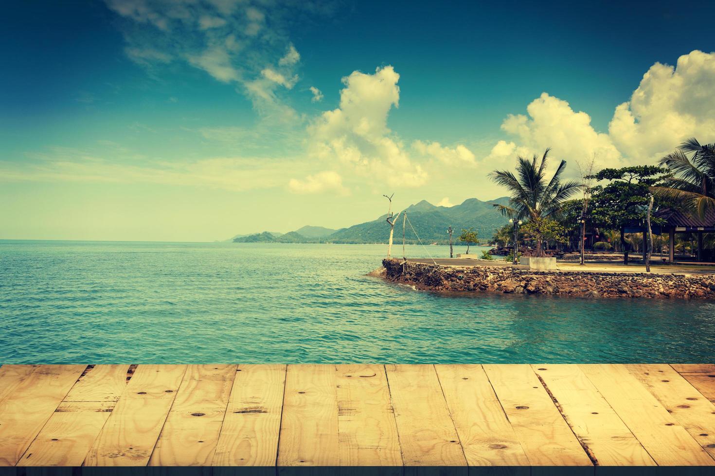 esvaziar madeira mesa para produtos exibição e montagem em de praia com vintage tonificado. foto