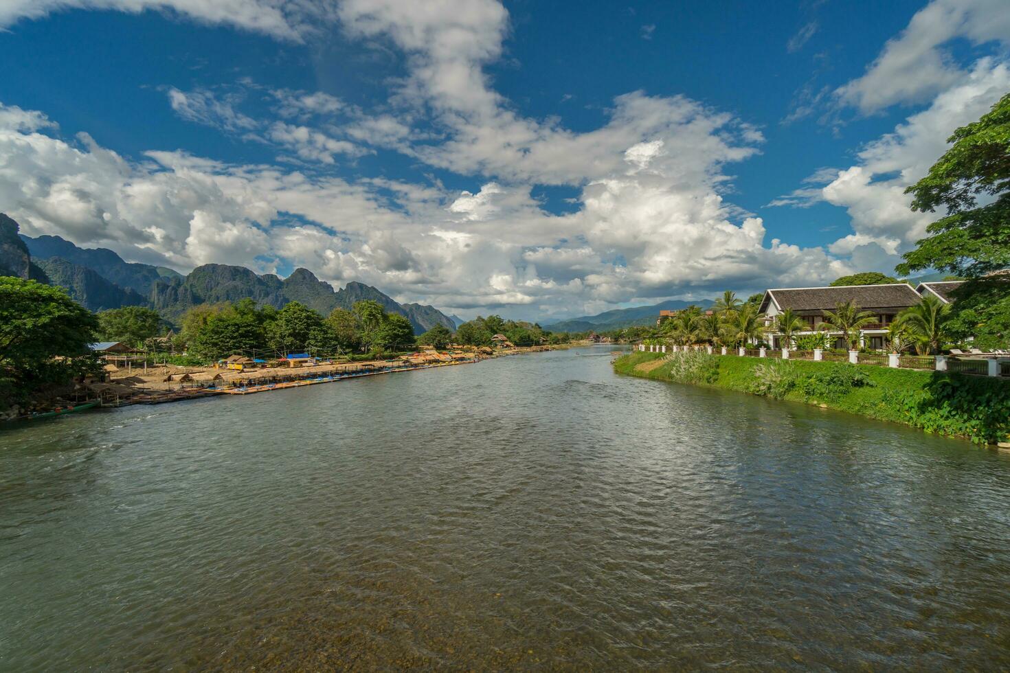 panorama e nam música rio dentro vang vieng, Laos. foto