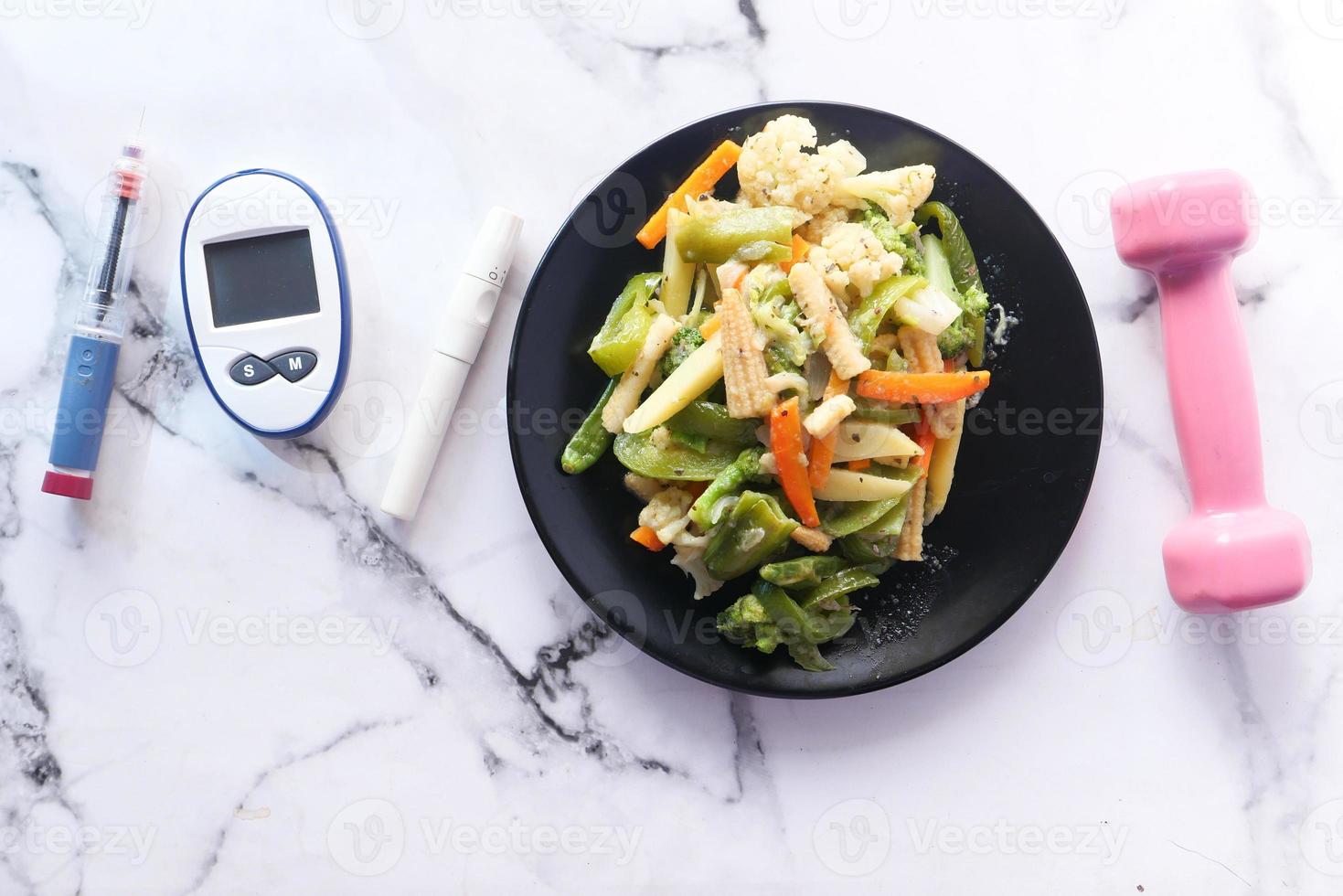 legumes cozidos no vapor e caneta de insulina e comida saudável na mesa foto