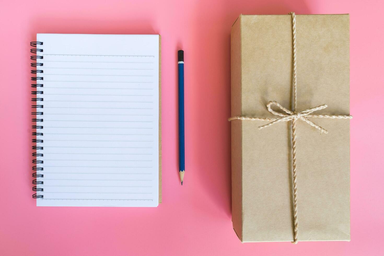 topo Visão Castanho presente caixa e caderno papel para Novo ano em Rosa pastel cor. foto