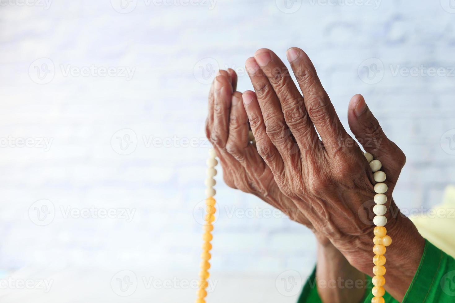 close-up da mão de uma senhora rezando no ramadã foto