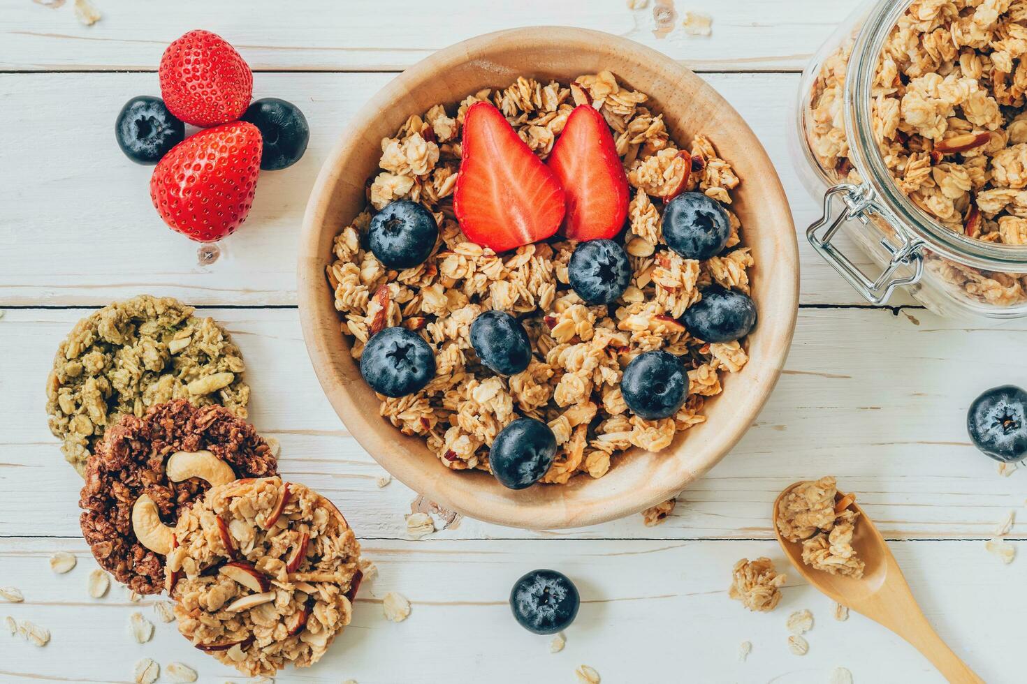 tigela do granola com fresco bagas, morango em madeira mesa. foto