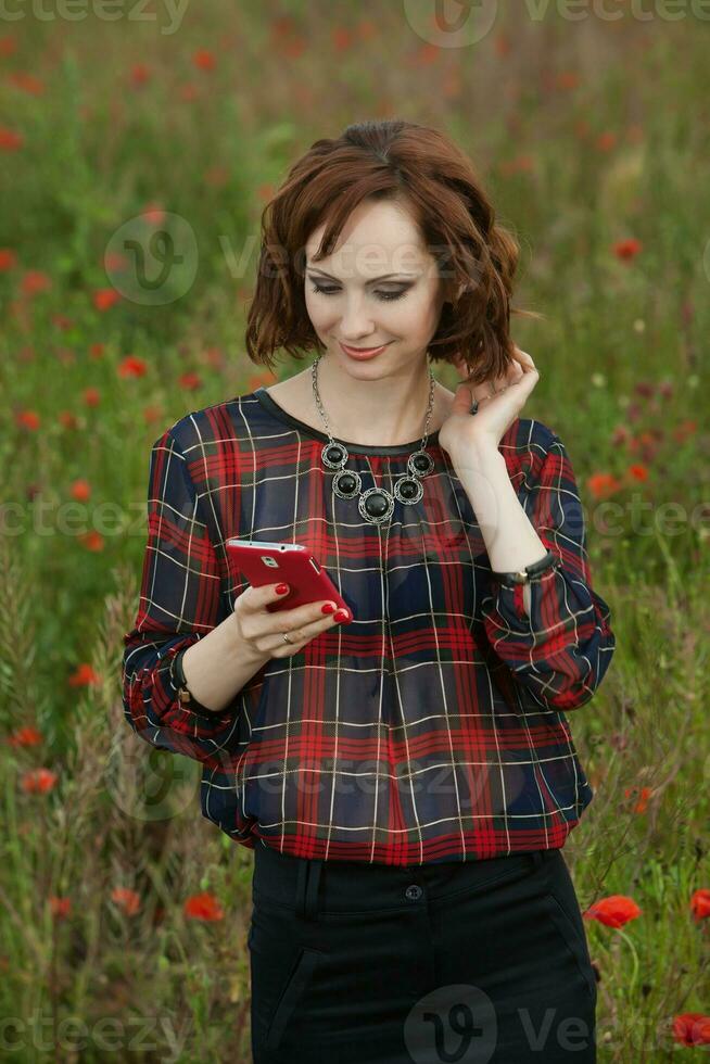 lindo mulher ou o negócio mulher falando em uma célula telefone fora. ao ar livre retrato do uma lindo feliz empresária falando em célula telefone. foto