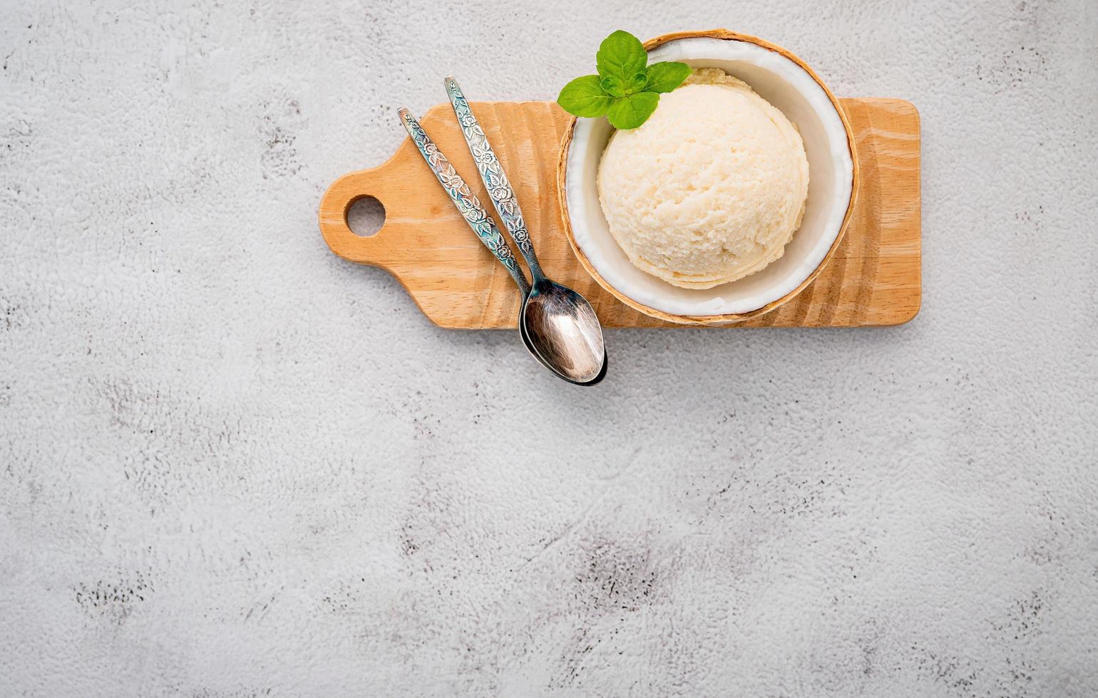 sorvete de coco em uma tigela foto