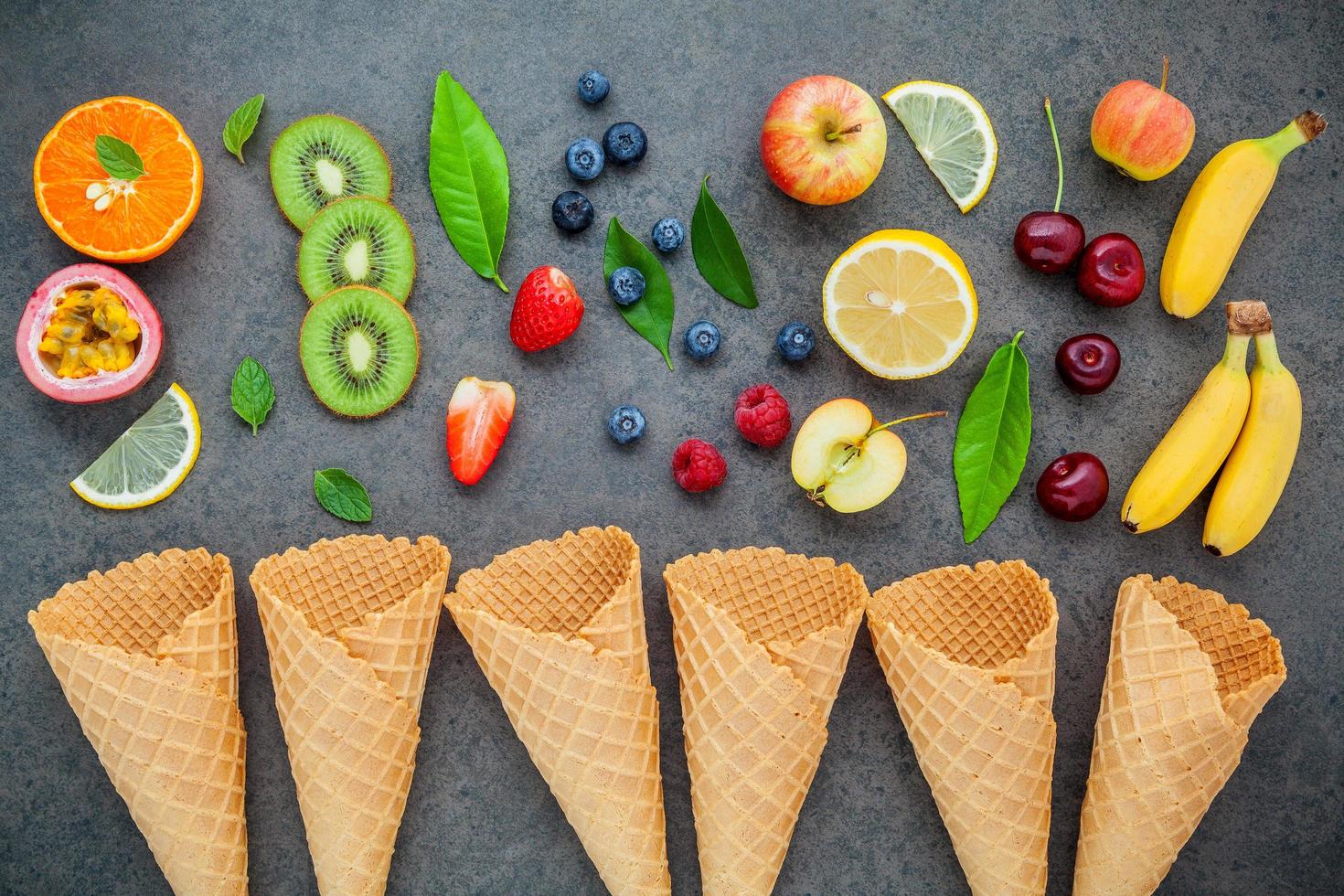 frutas frescas coloridas e cones de waffle foto