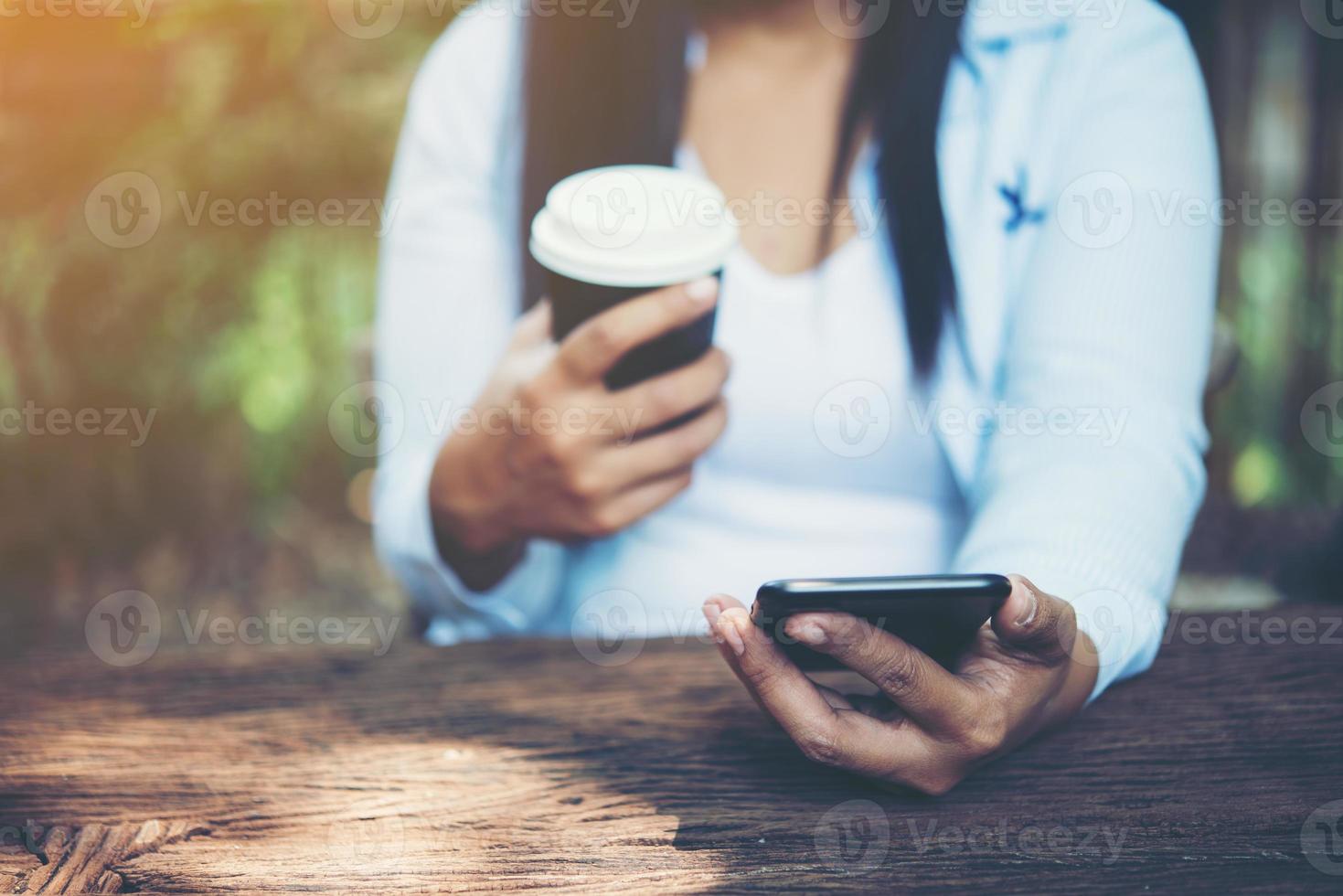 mão de mulher segurando um smartphone foto