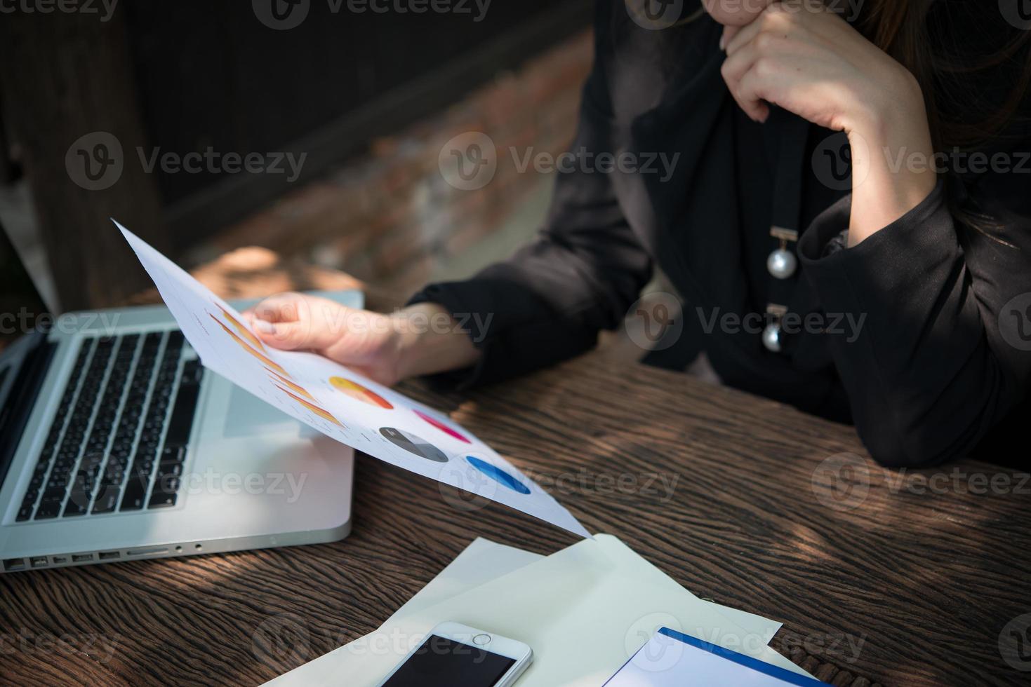 mulher de negócios trabalhando com documentos e gráficos foto