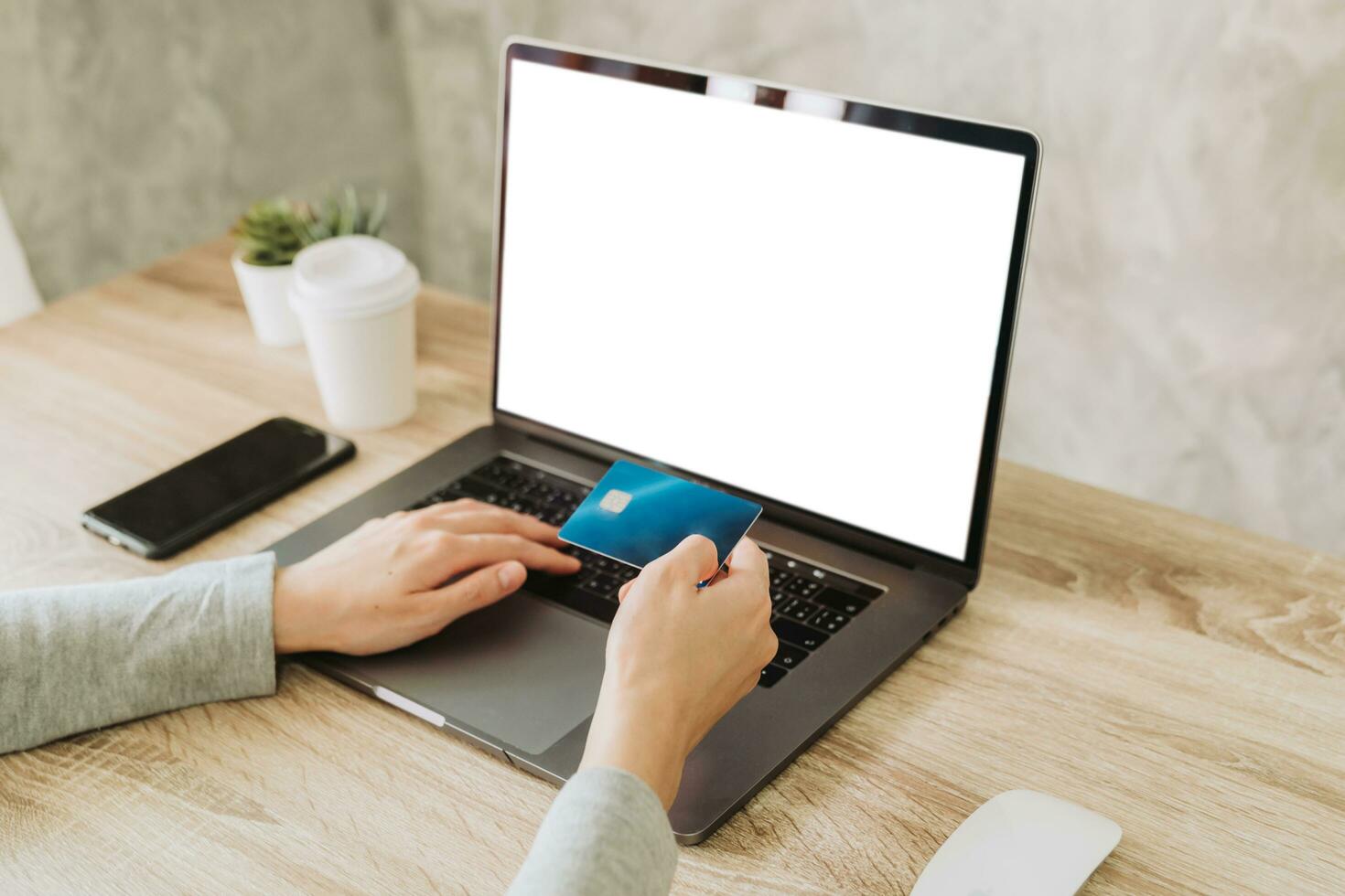 mulher mão segurando crédito cartão e usando computador portátil para compras conectados foto
