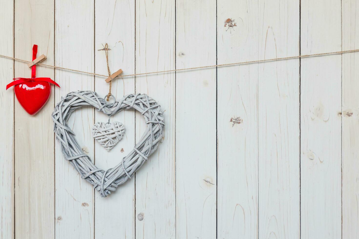 de madeira rústico decorativo corações suspensão em vintage de madeira fundo com espaço. foto