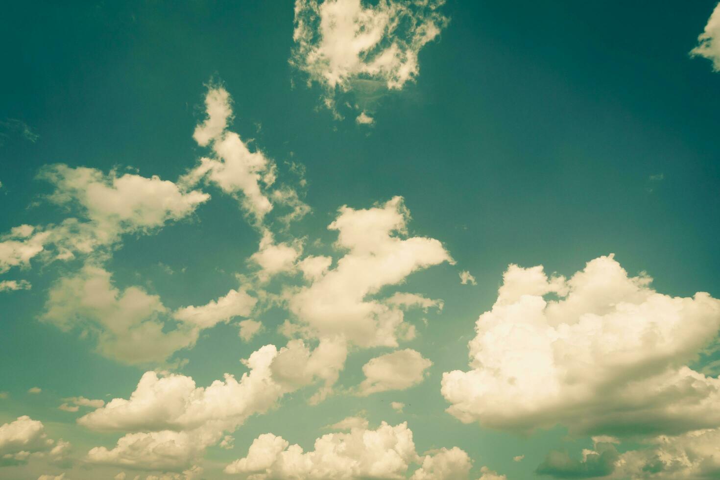 grunge azul céu e nuvens fundo textura vintage com espaço foto