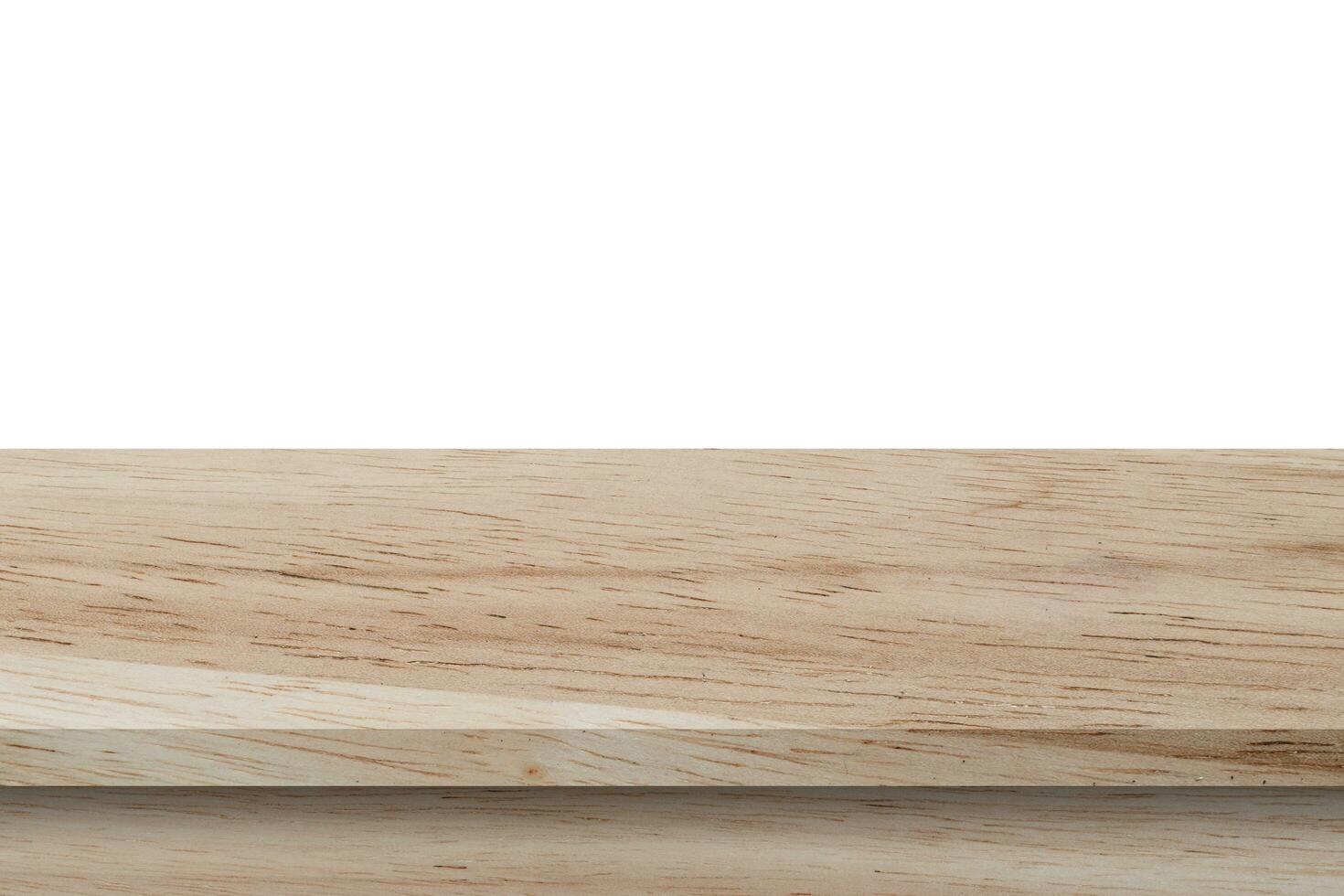 mesa de madeira vazia em fundo branco isolado e montagem de exibição com espaço de cópia para o produto. foto
