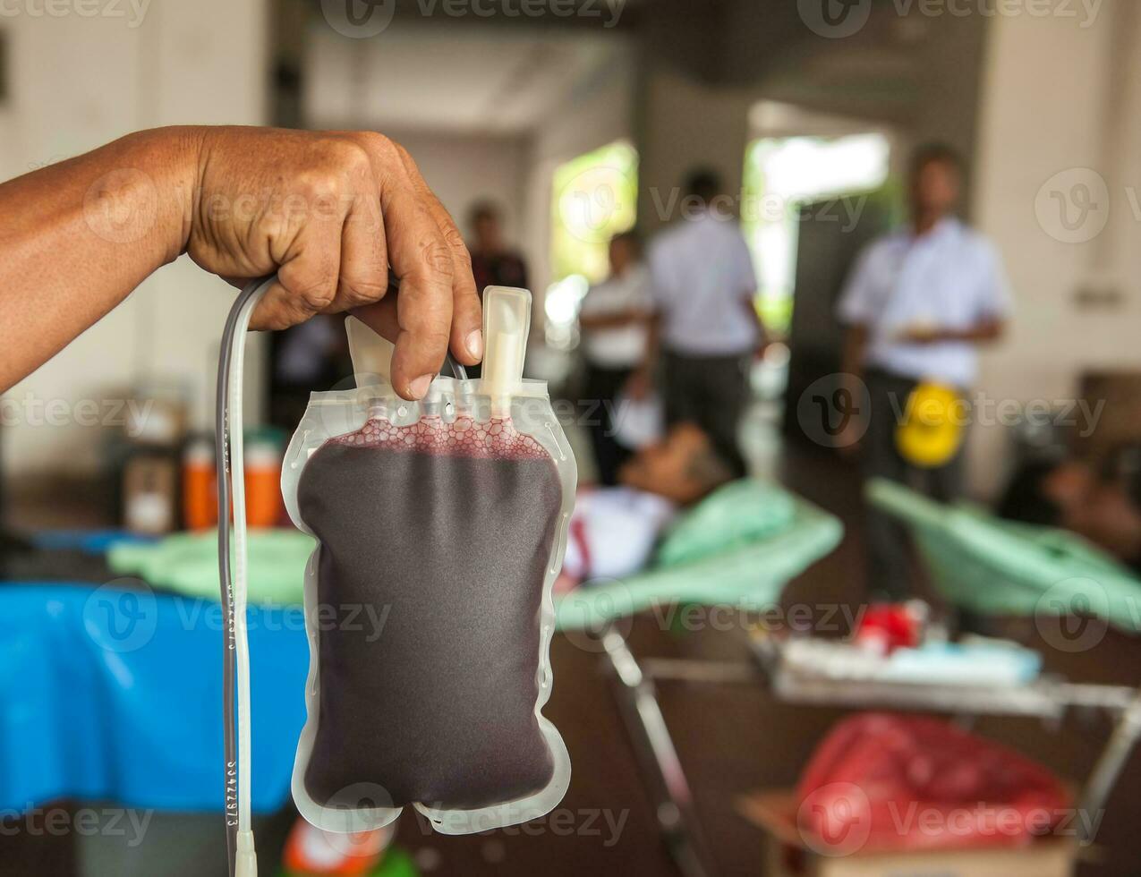 voluntário para doar sangue para Socorro companheiro humano seres. foto