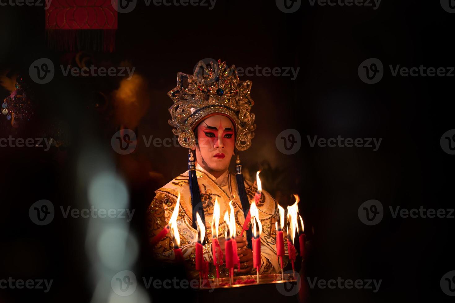 masculino chinês ópera atores luz uma vela para orar homenagem para a Deuses para realçar a prosperidade para você mesmo em a ocasião foto