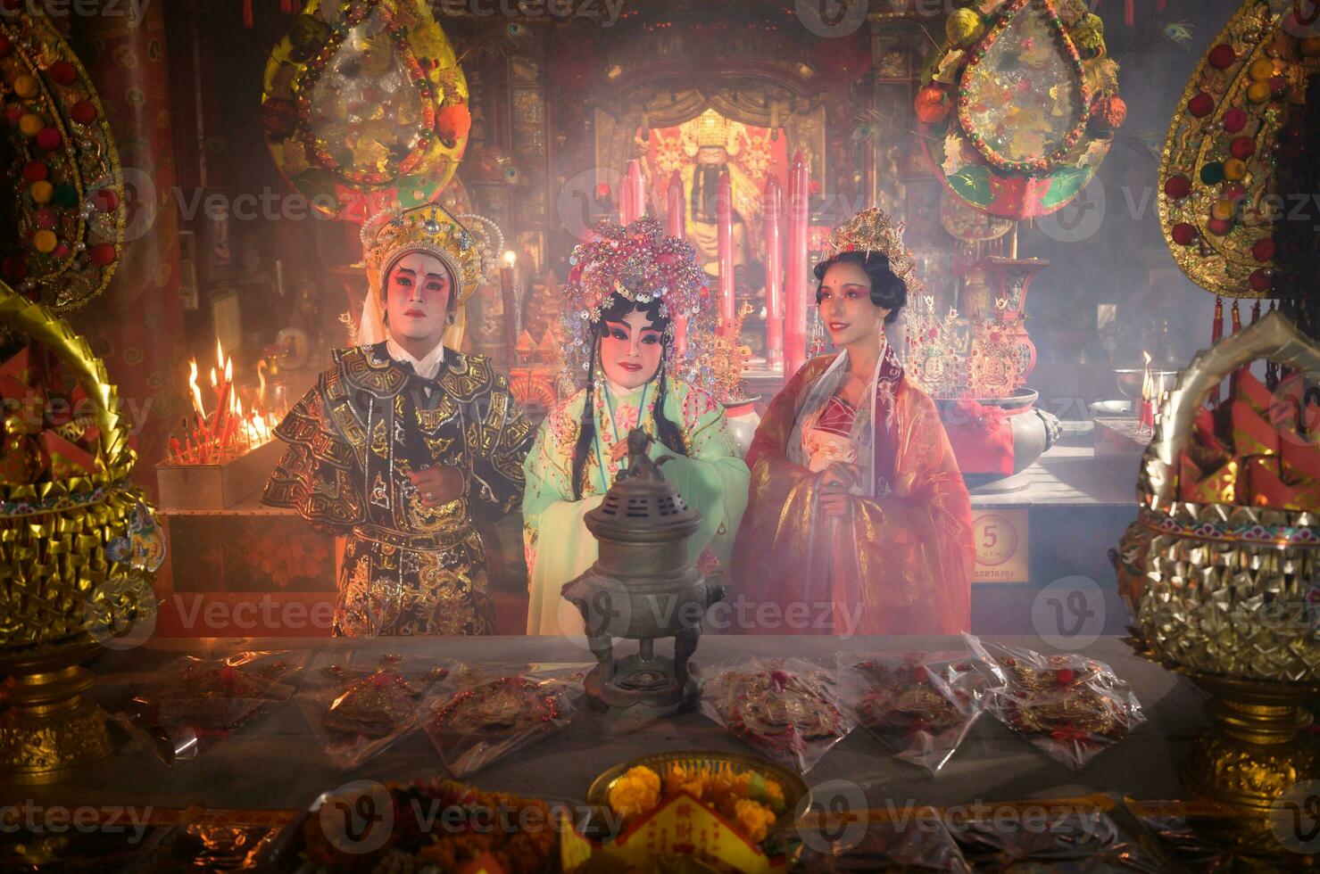 masculino e fêmea chinês ópera atores luz uma vela para orar homenagem para a Deuses para realçar a prosperidade para você mesmo em a ocasião foto