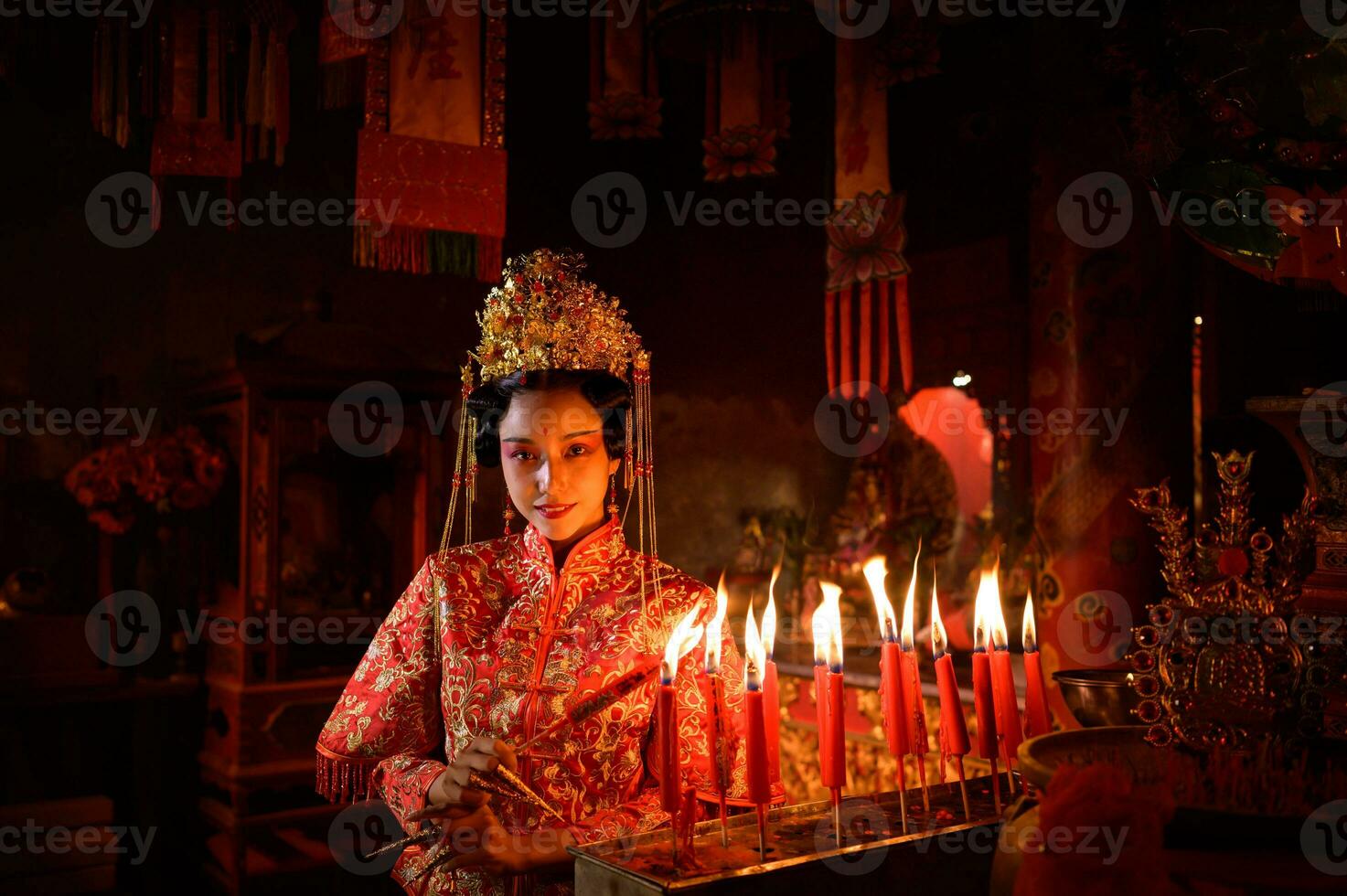 chinês mulher faço desejos, rezar, e luz velas. em a ocasião do a anual chinês Novo ano festival, dentro uma reverenciado santuário ou têmpora foto