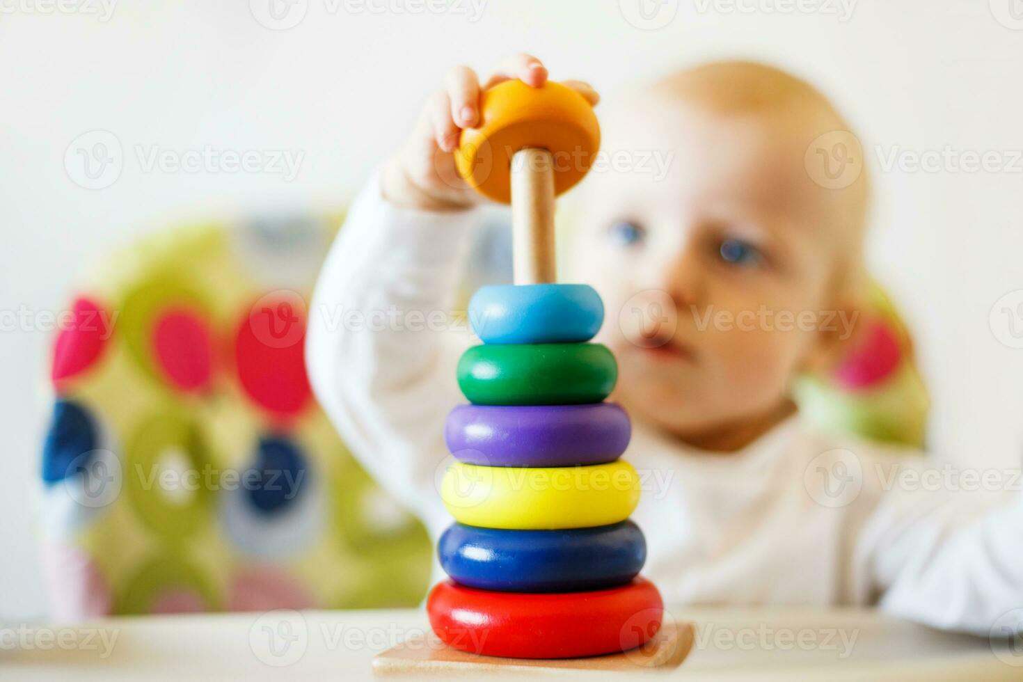 a criança tocam a pirâmide. criança jogando com de madeira brinquedos foto