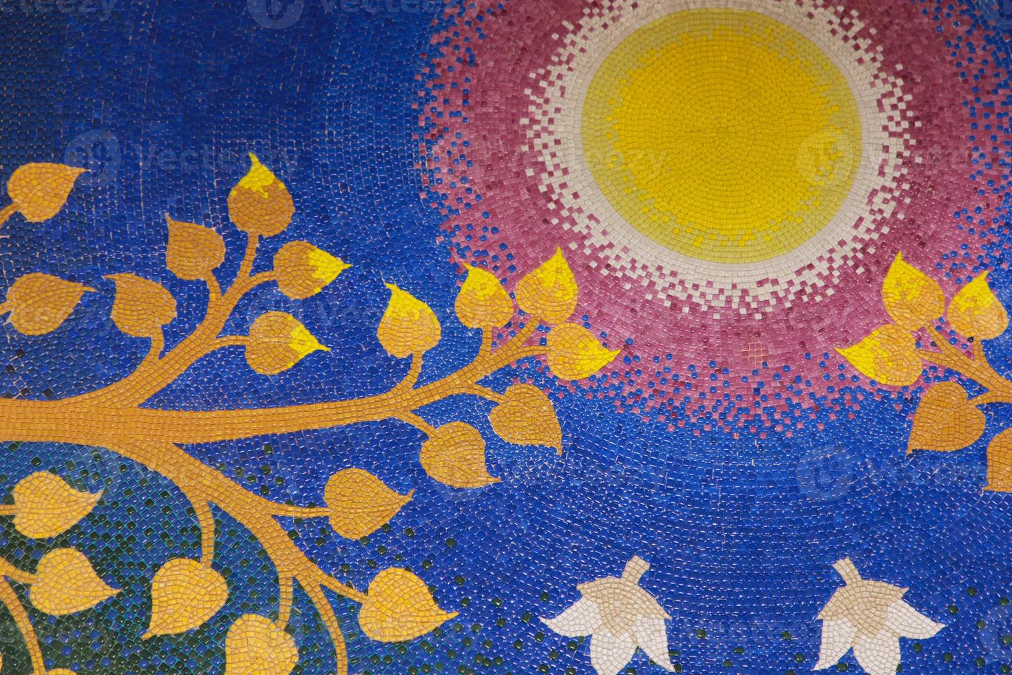 folha de bodhi com o sol em ladrilhos de cerâmica de céu azul foto