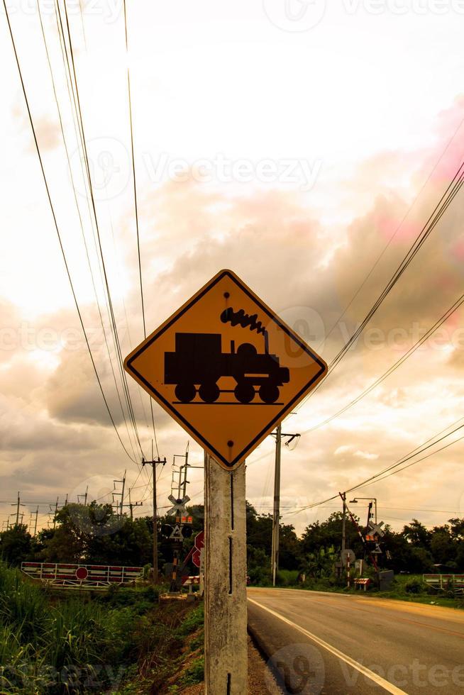 tráfego sinal, Assistir Fora para a trem. dirigir lentamente e Assistir Fora para a caminho à frente. lá é uma trem passagem de em rural estradas do Tailândia e a lindo azul céu dentro a interior. foto