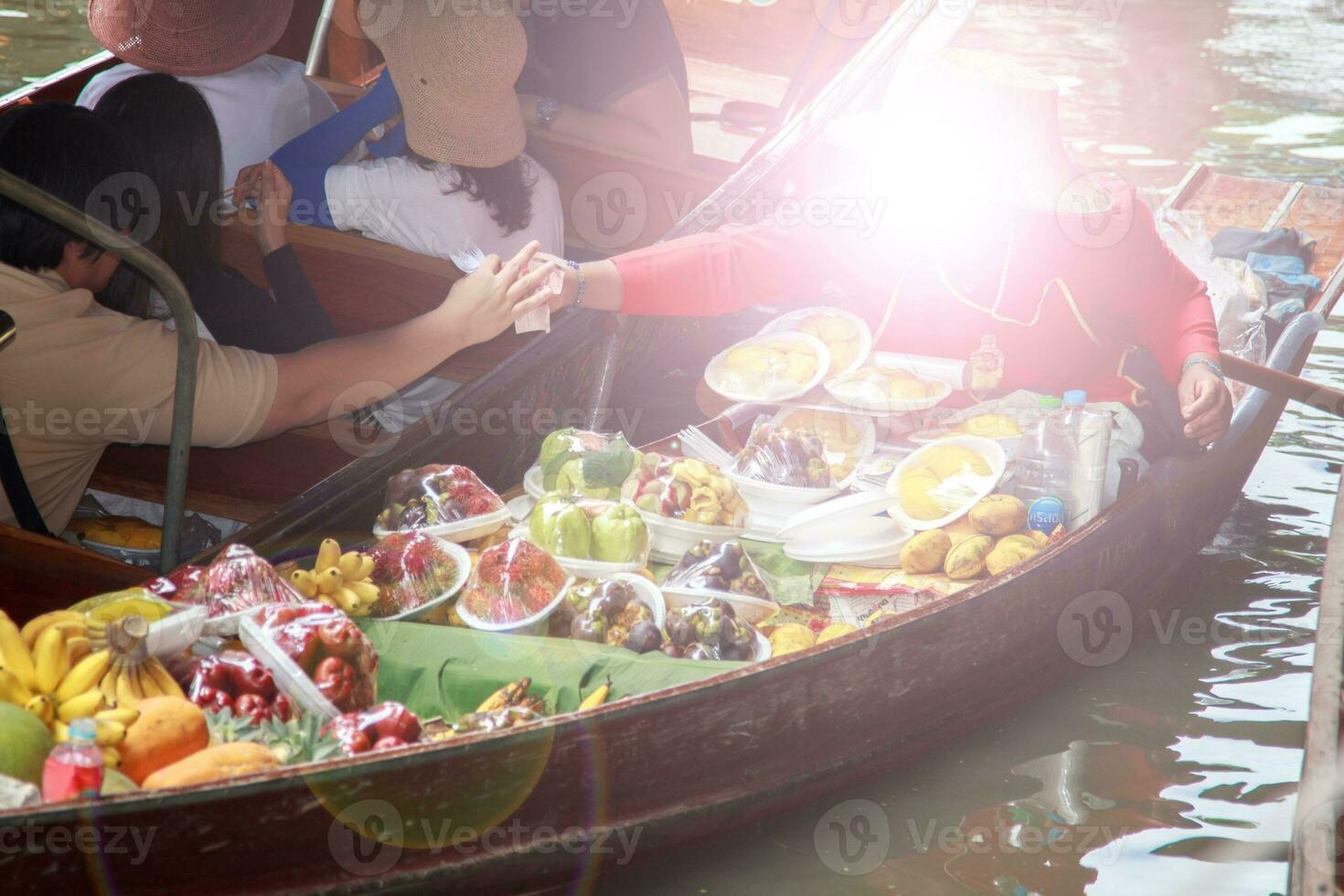 barcos vendendo vários tipos do fruta às maldição Saduak flutuando mercado estão uma popular turista destino este europeus e chinês gostar para viagem com a tradicional caminho do vida do a aldeões. foto