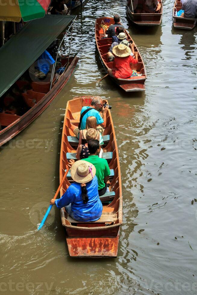 barcos vendendo frutas às a flutuando mercado é uma popular turista destino este europeus e chinês pessoas gostar para viagem com tradicional Vila vida.-10-8-2014-damnoen Saduak Ratchaburi foto