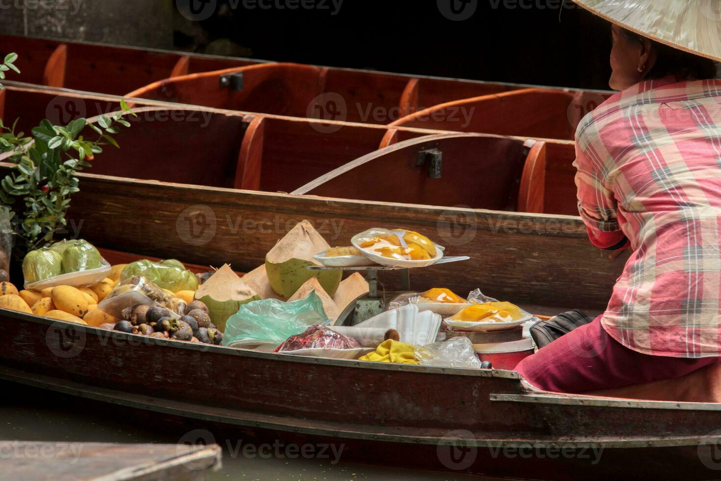 barcos vendendo vários tipos do fruta às maldição Saduak flutuando mercado estão uma popular turista destino este europeus e chinês gostar para viagem com a tradicional caminho do vida do a aldeões. foto