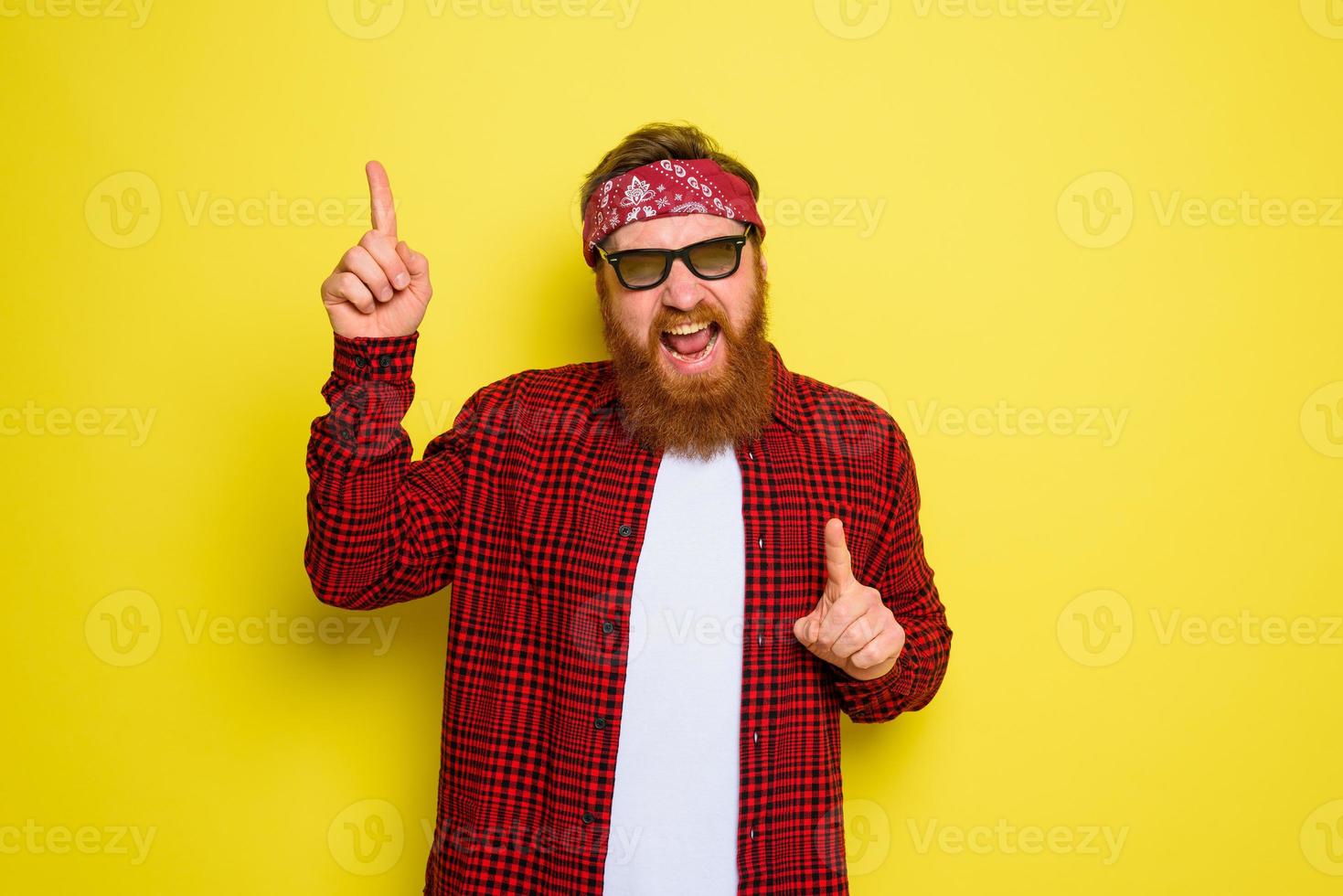 feliz homem danças com barba e bandana dentro cabeça foto