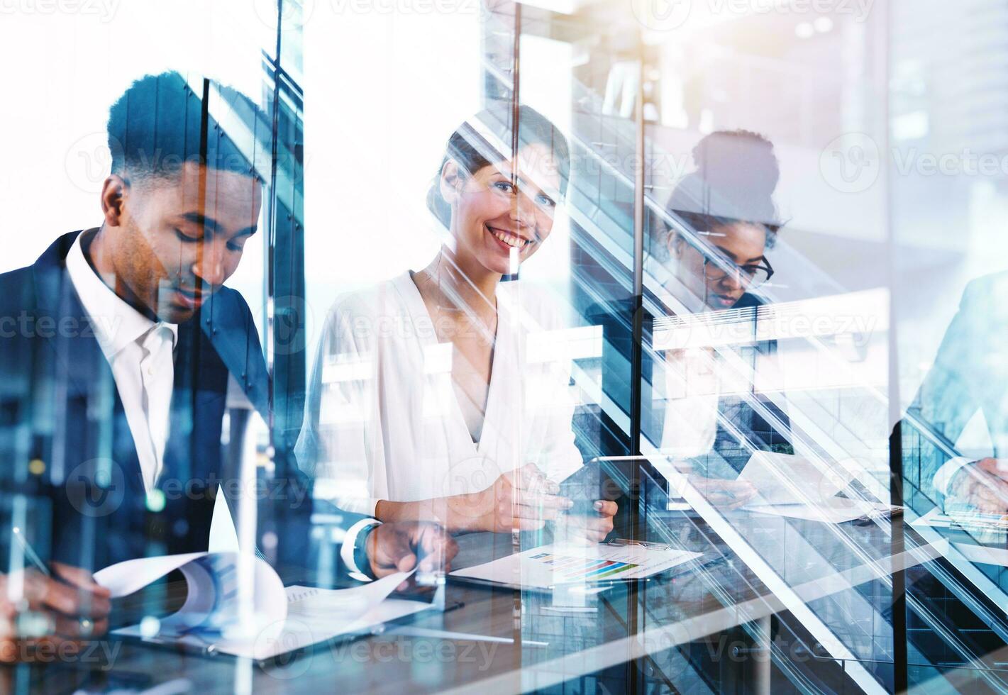 equipe do pessoas trabalhos juntos dentro escritório com companhia Estatisticas. conceito do trabalho em equipe e parceria. foto