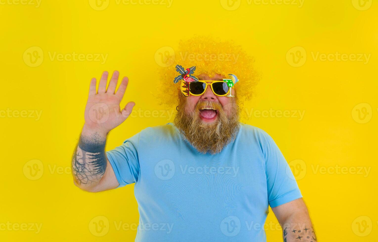 gordo homem com peruca dentro cabeça e oculos de sol cumprimenta com dele mão foto