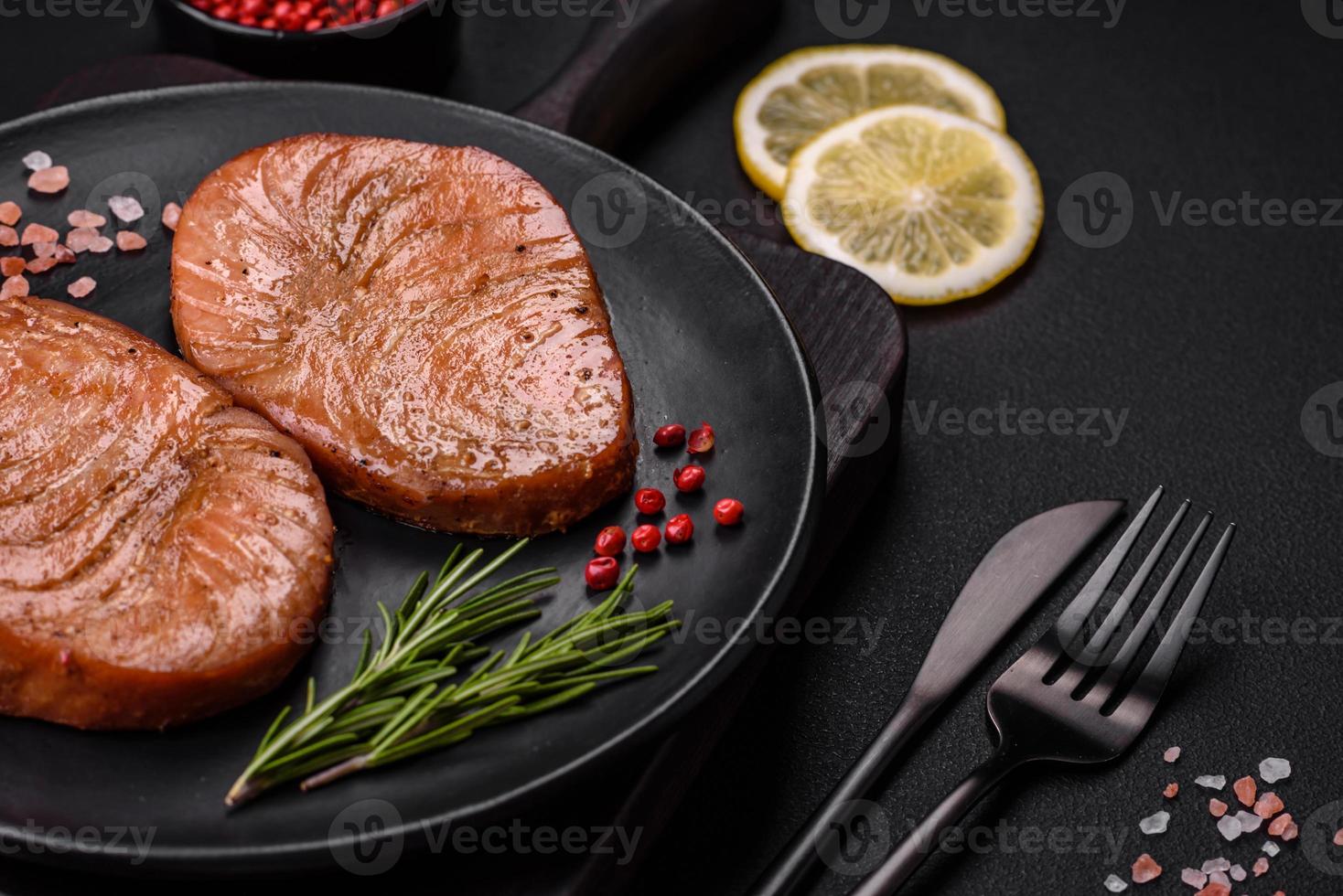 dois cozido fatias do atum filé com especiarias e ervas foto