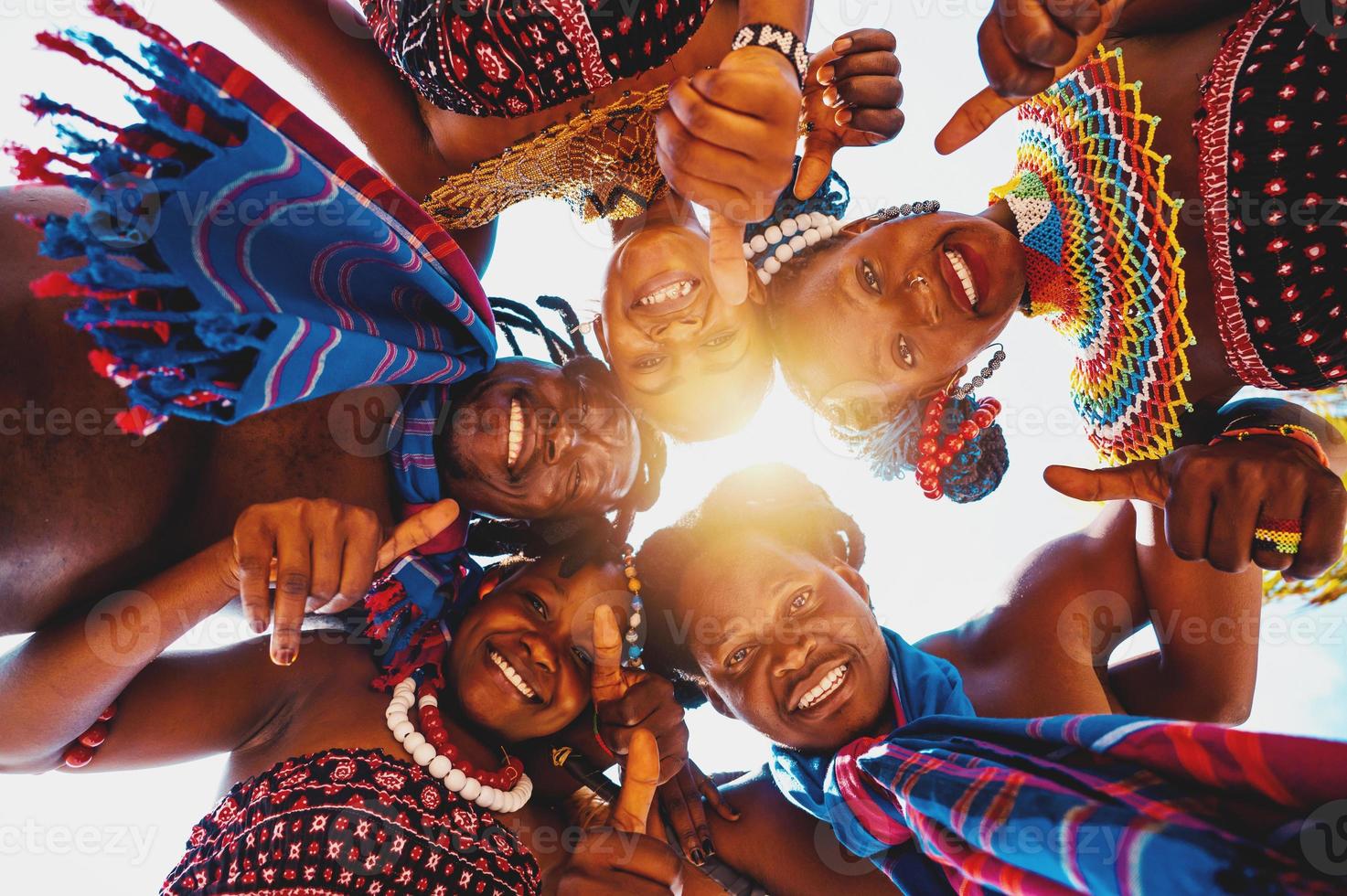 local pessoas com típica queniano roupas abraço e sorrir juntos foto